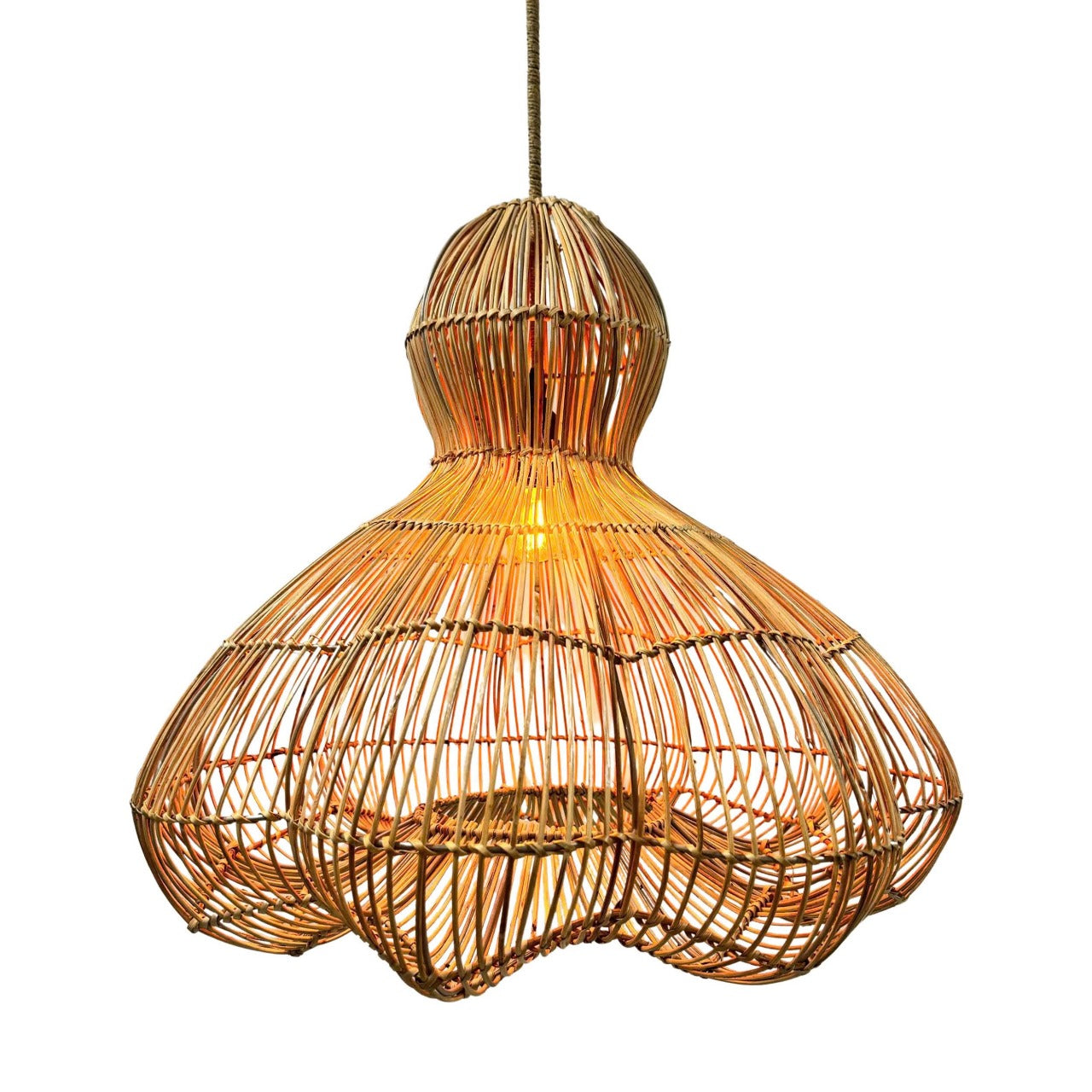 Eine braune Rattankorb-Hängelampe mit einer Glühbirne.