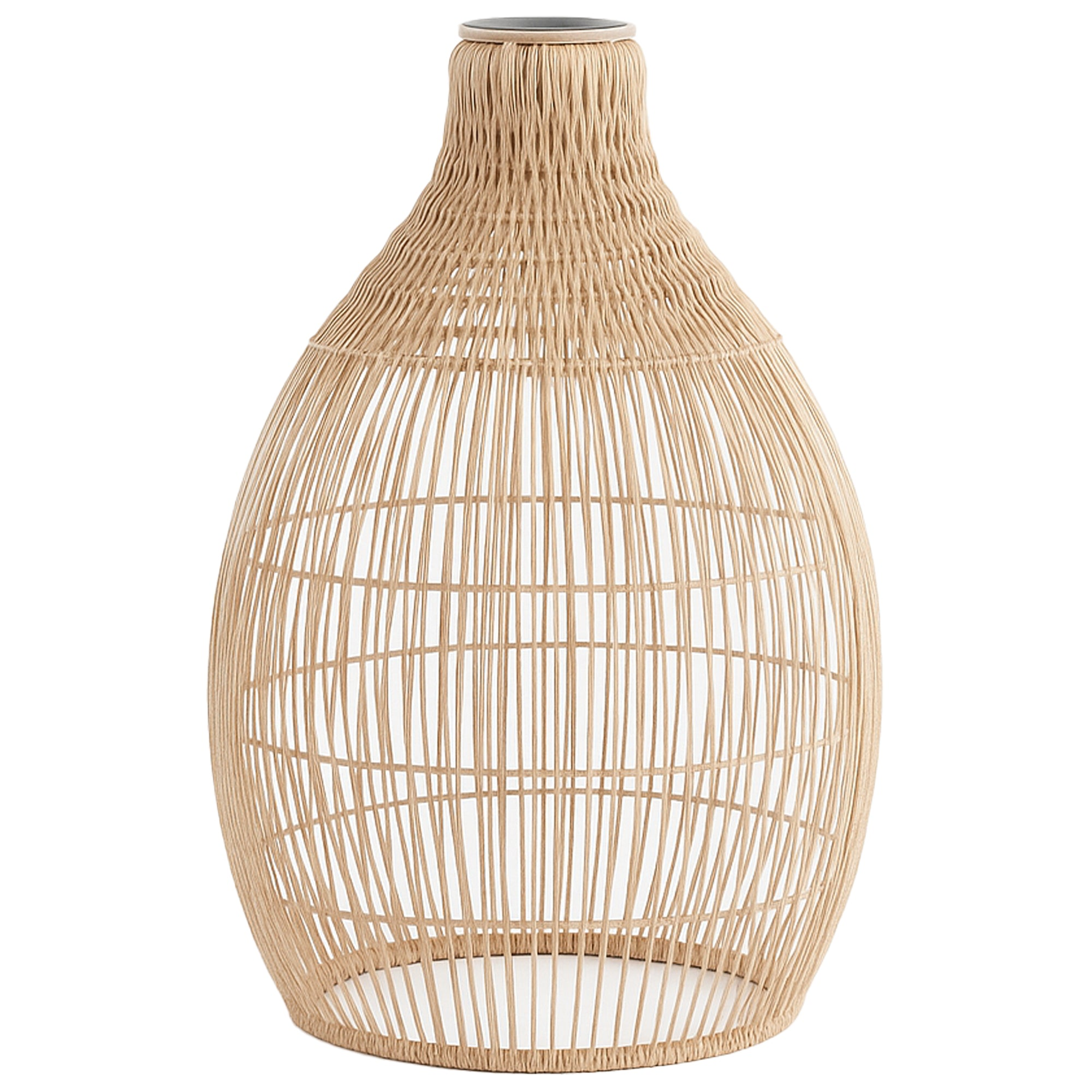 Eine bauchige, geflochtene Lampe aus hellem Material mit einem dunklen oberen Rand.