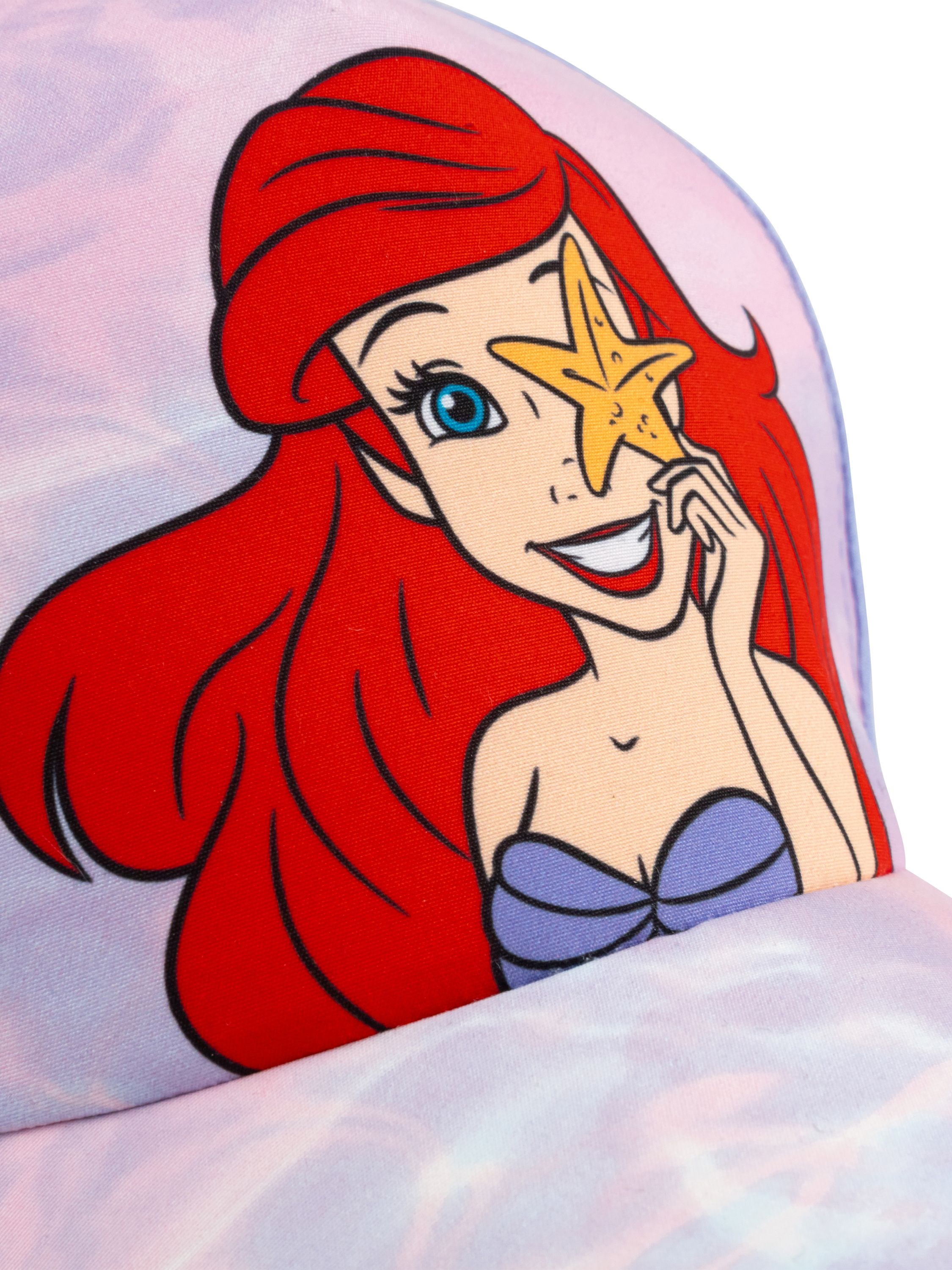 Ariel mit Seestern vor dem Auge auf einer Kappe mit Farbverlauf.