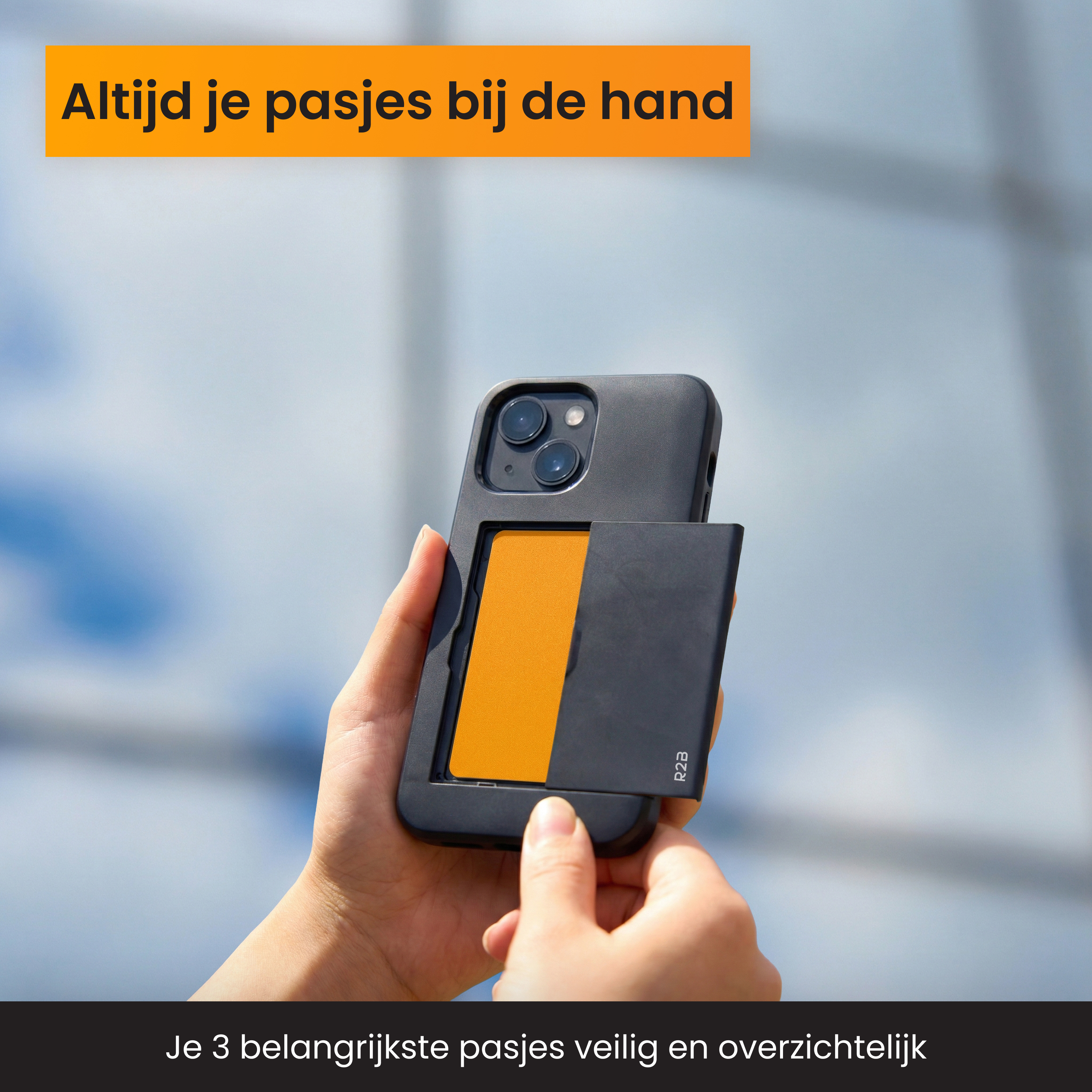 iPhone hoes met sleuf voor oranje kaart, vastgehouden door handen.