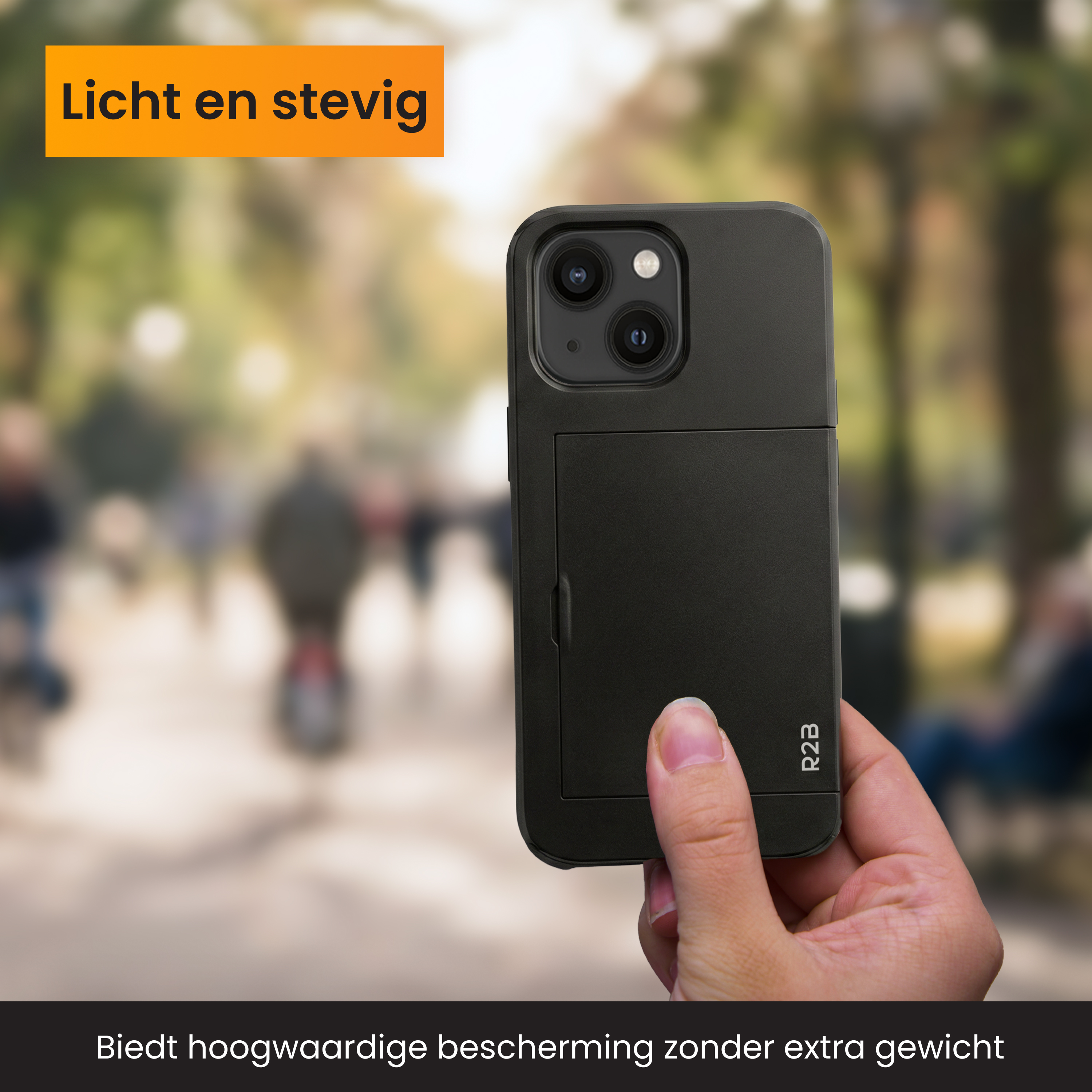 Zwarte telefoonhoes met kaarthouder, in hand gehouden, wazige achtergrond.