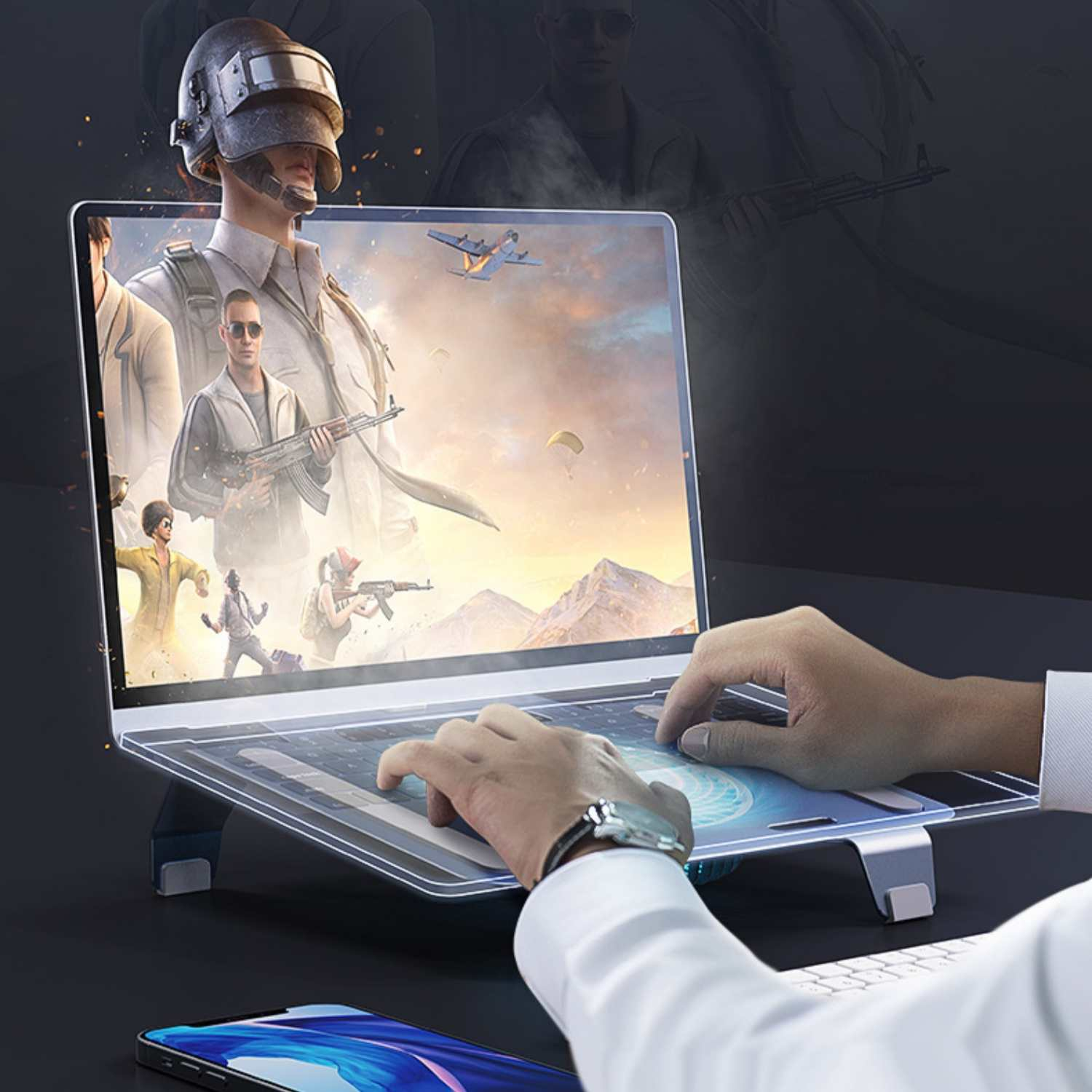 Ein Laptop zeigt ein Computerspiel mit Soldaten. Hände bedienen die Tastatur.