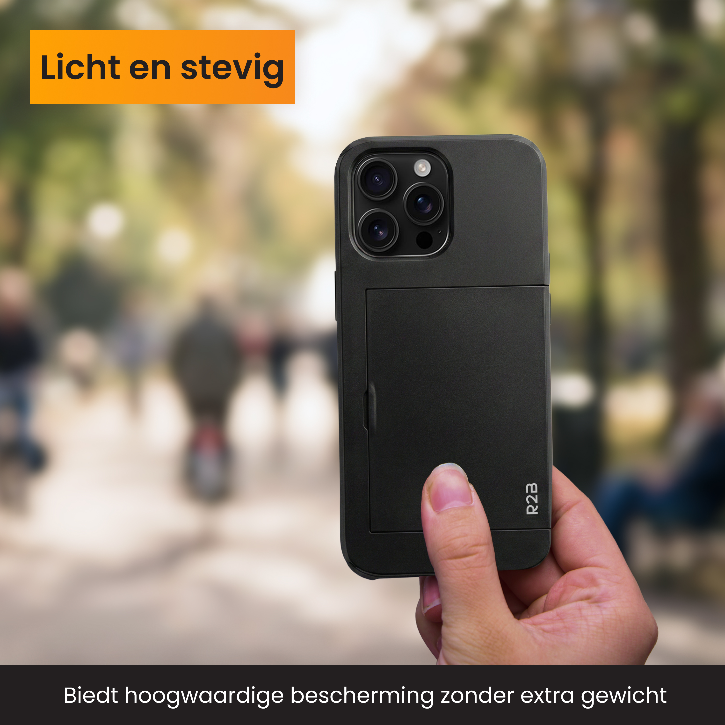 Hand die zwarte telefoonhoes met cameralenzen vasthoudt tegen wazige achtergrond.