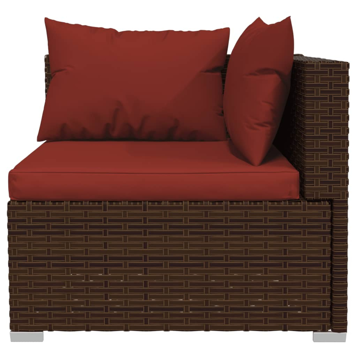 Un modulo divano angolare in rattan marrone con cuscini rossi.