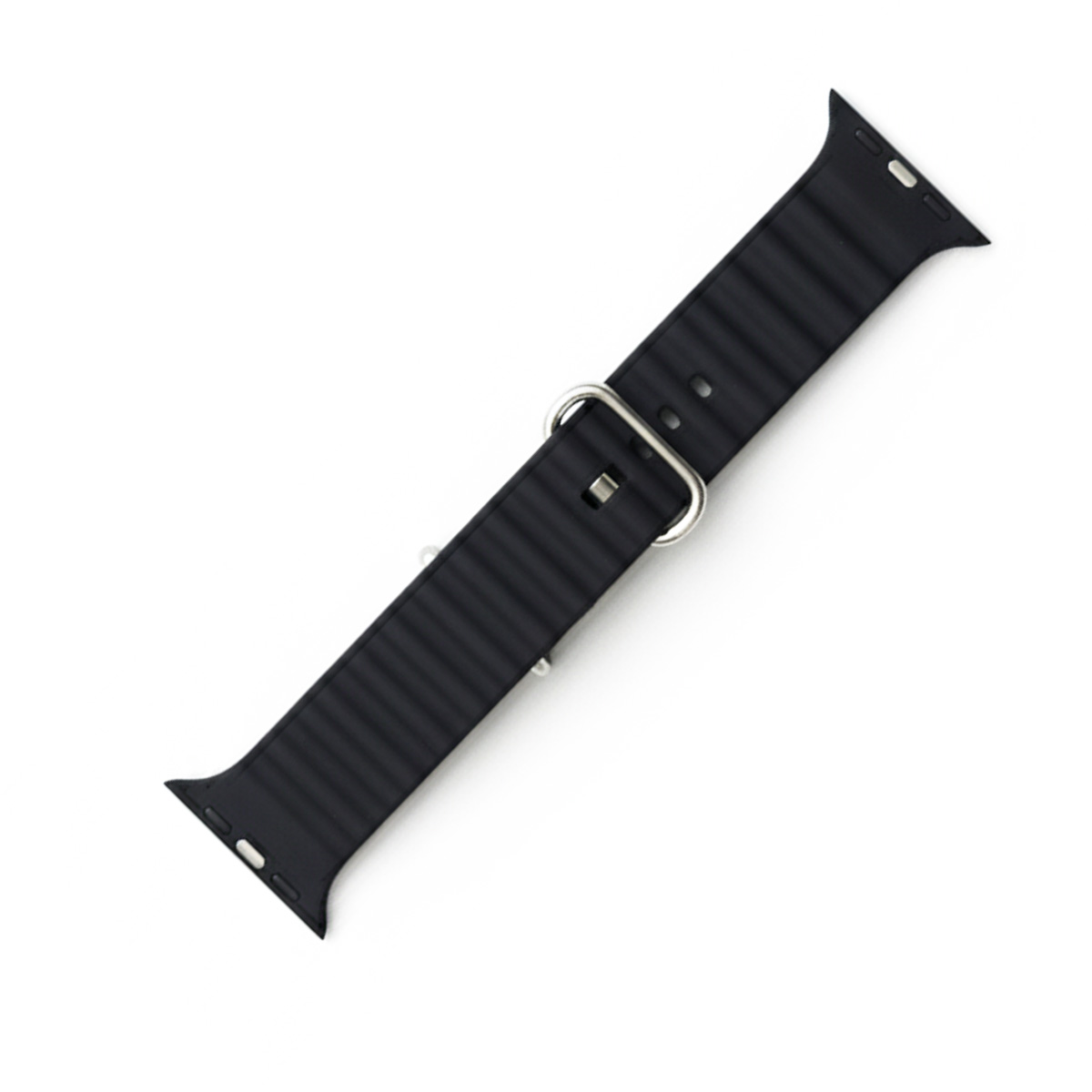 Schwarzes geripptes Uhrenarmband mit Metallschnalle auf weißem Hintergrund.