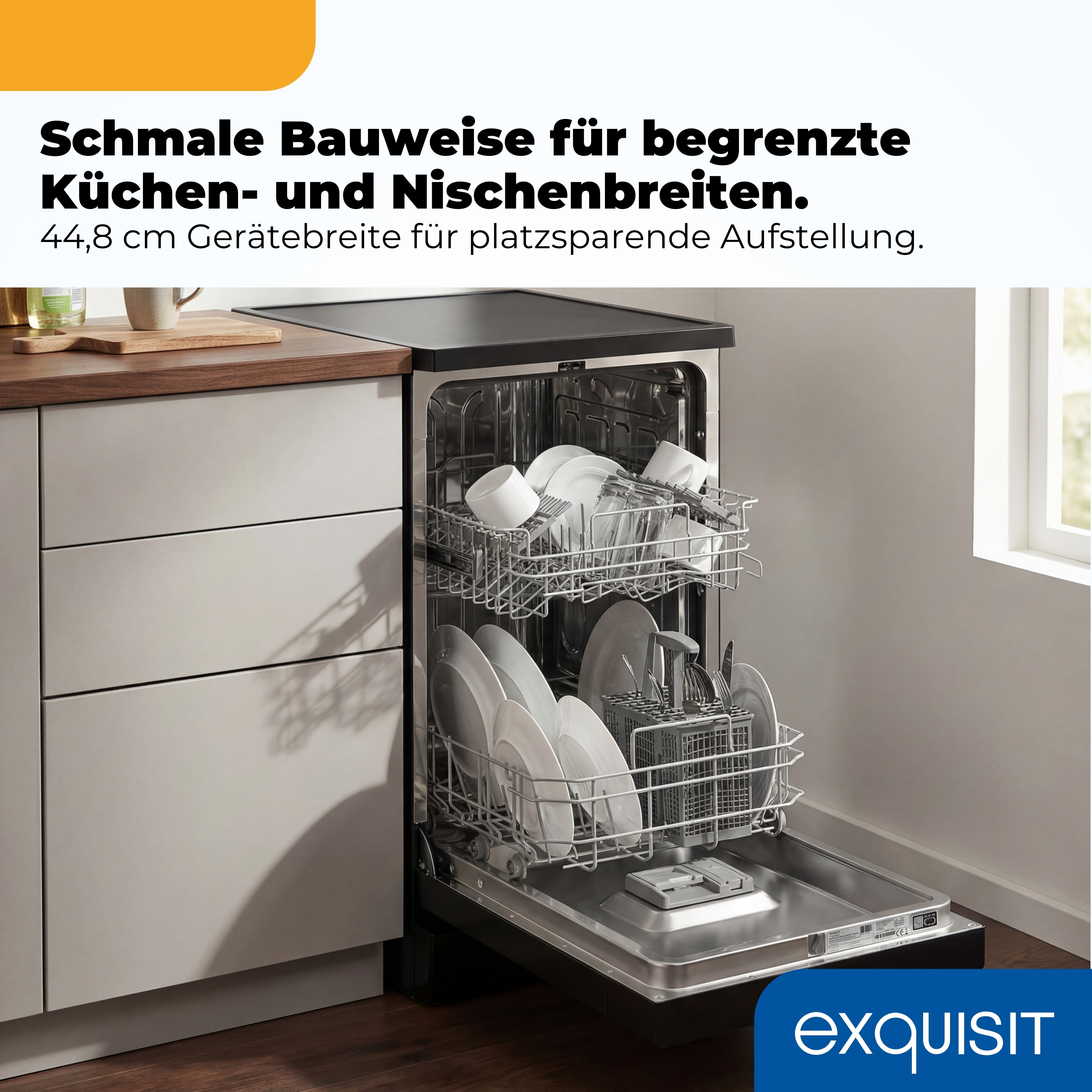 Ein schmaler Geschirrspüler mit geöffneter Tür, beladen mit weißem Geschirr.