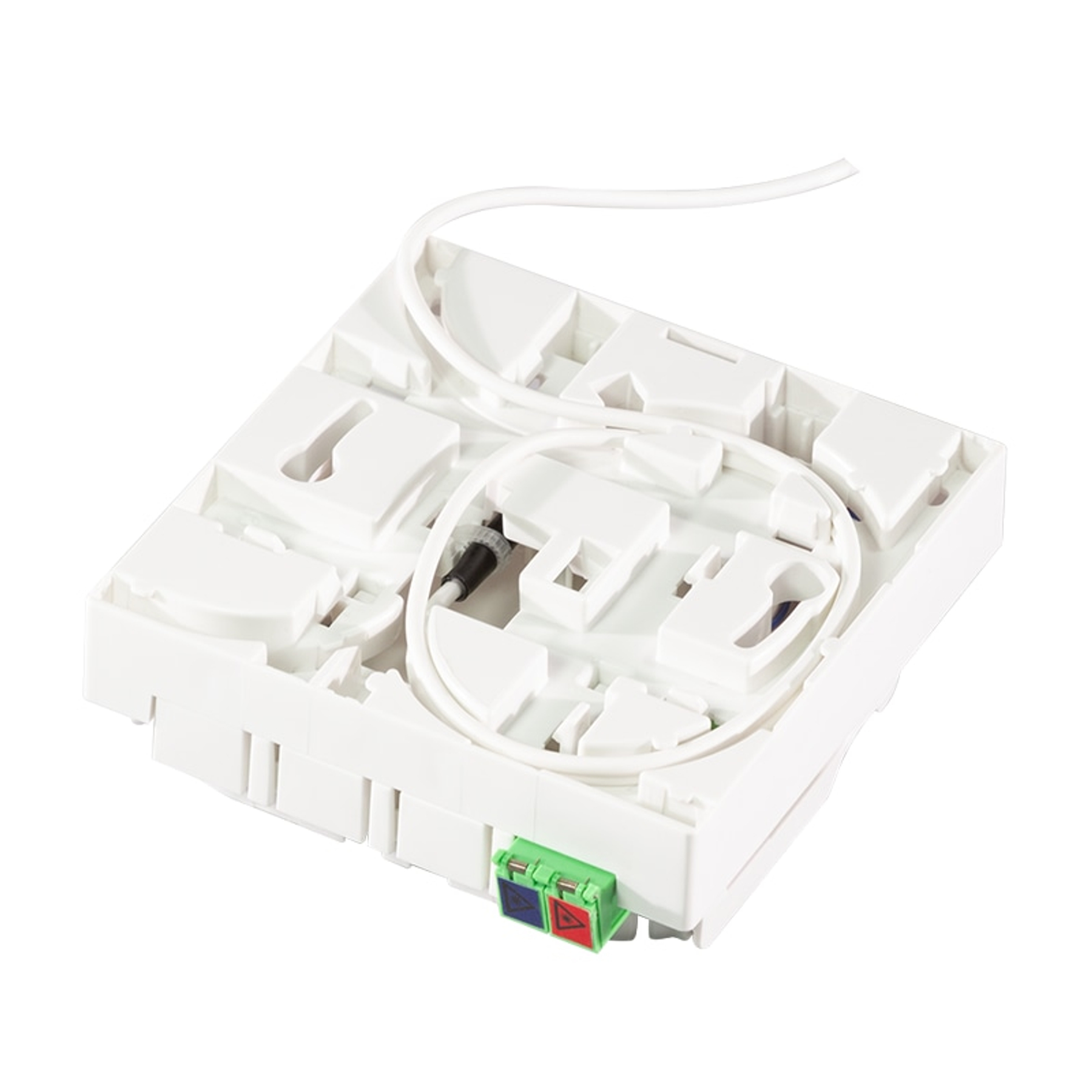 Un alloggiamento bianco con cavi e connettori. Isolato su bianco.