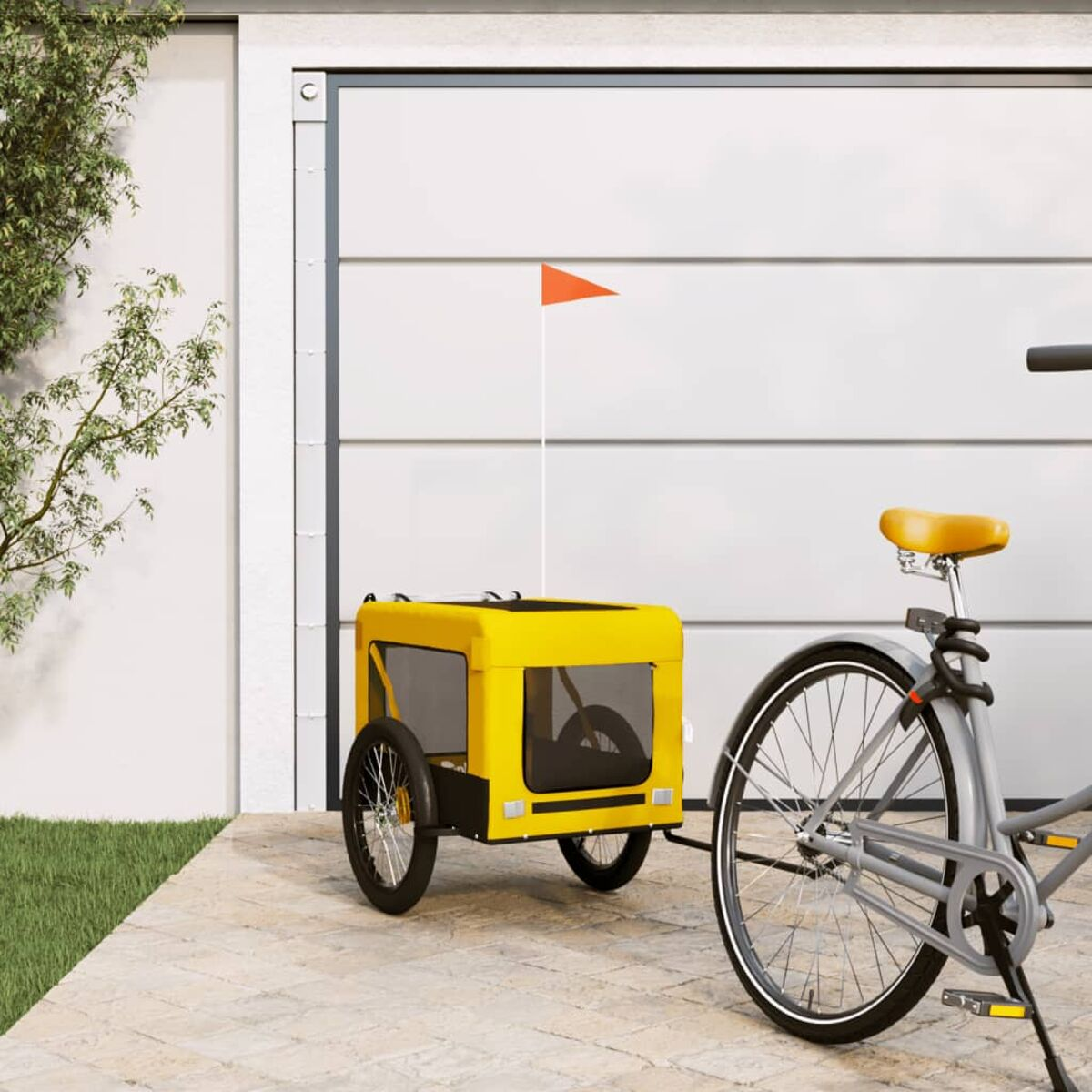 Ein gelber Fahrradanhänger mit orangefarbener Flagge steht neben einem Fahrrad.