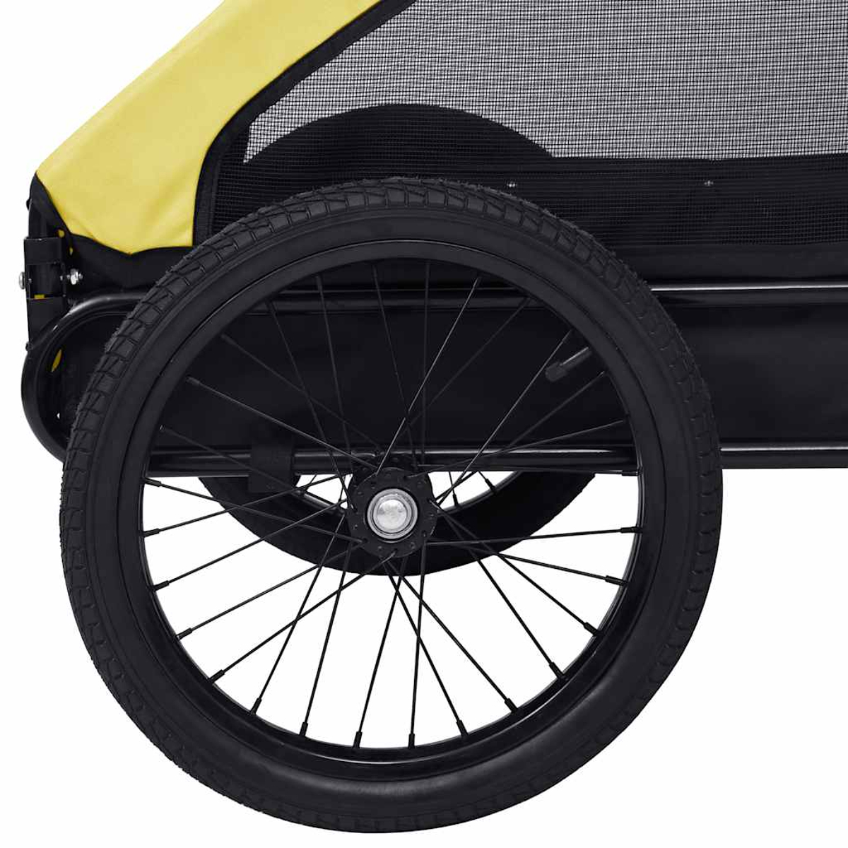 Gelbe Plane und schwarzes Netz auf einem Fahrradanhänger mit Speichenrad.