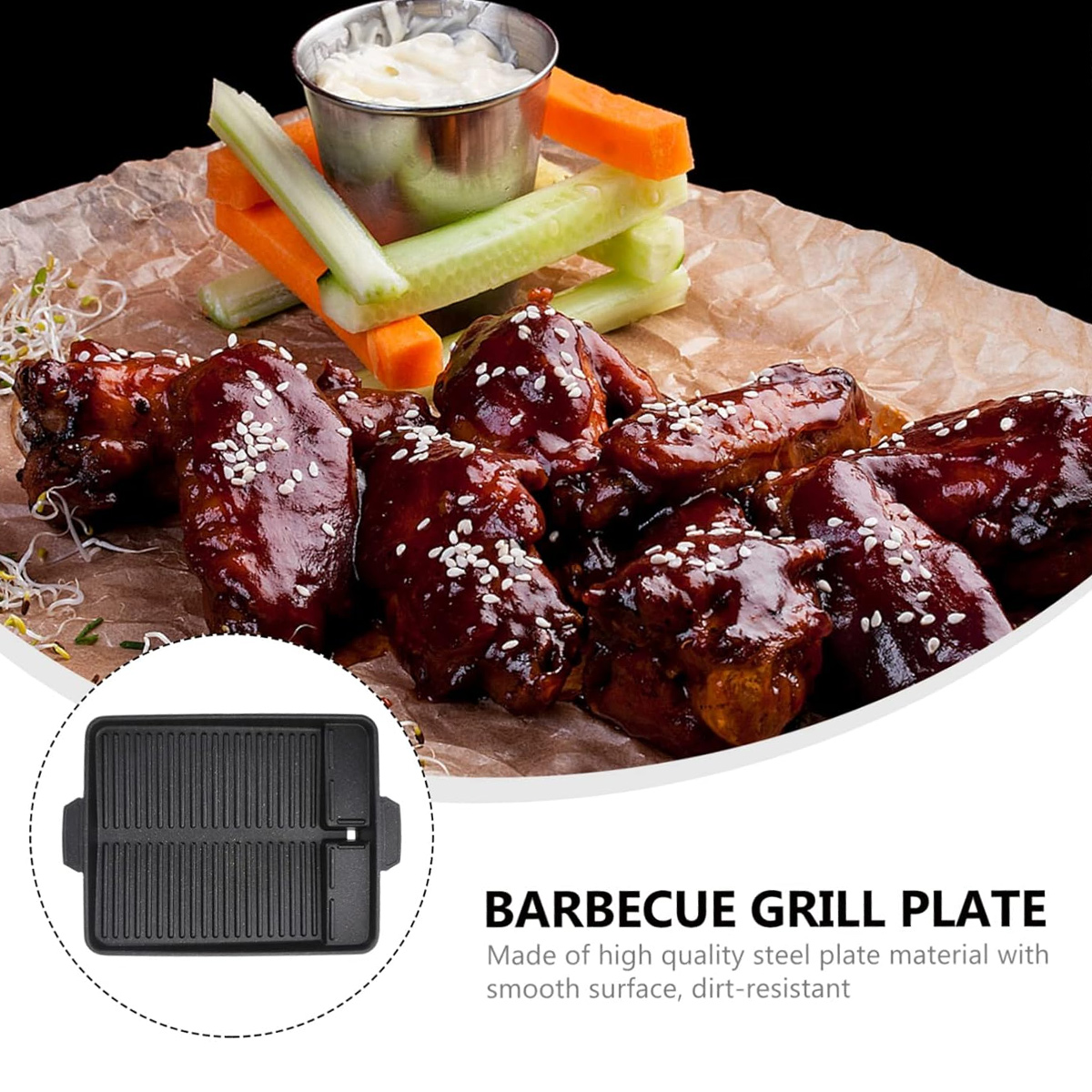 Gegrillte Hähnchenflügel mit Dip, Karotten- und Gurkensticks, daneben eine Grillplatte.
