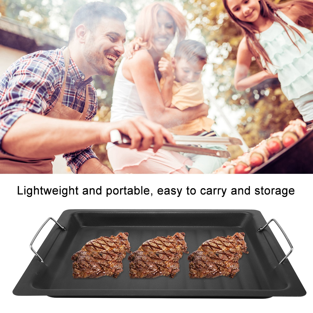 Grillplatte mit drei Steaks und eine Familie beim Grillen im Hintergrund.
