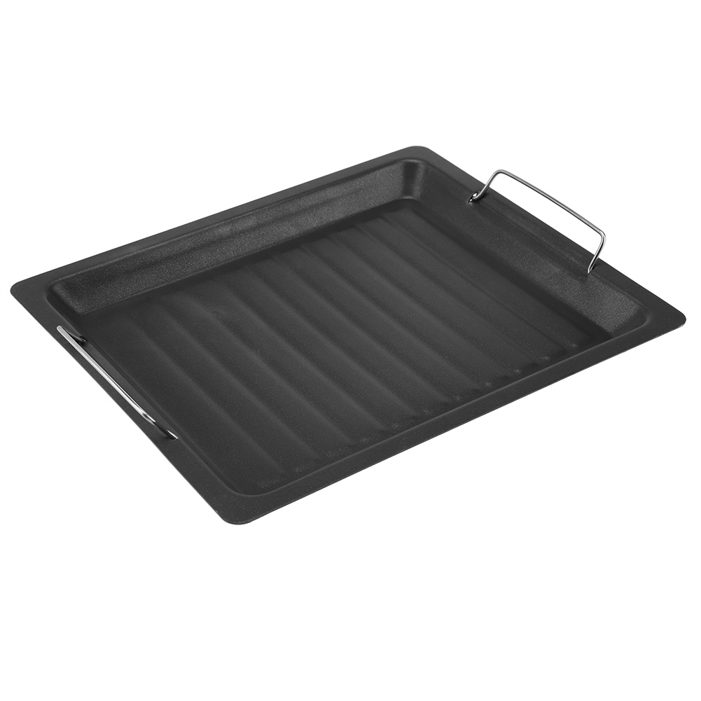 Schwarze Grillplatte mit Rillen und zwei silbernen Griffen auf weißem Hintergrund.