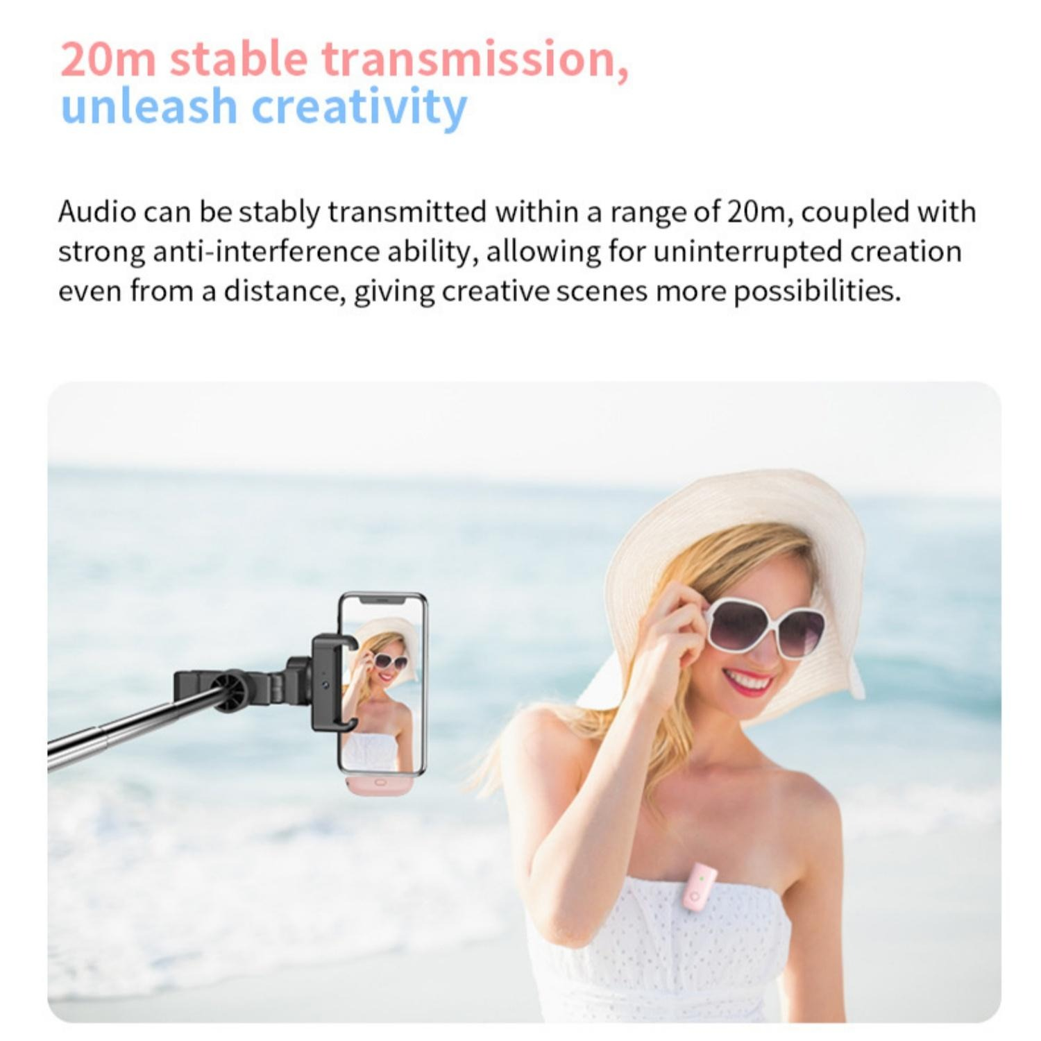 Eine Frau am Strand mit einem Selfie-Stick und einem Mikrofon.