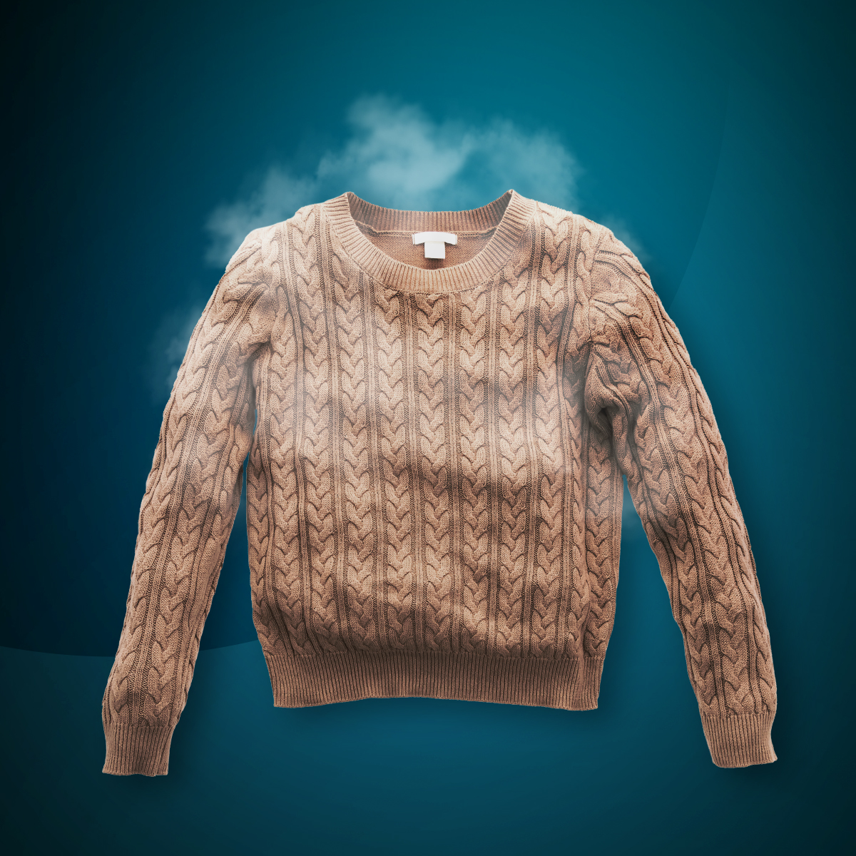 Beżowy sweter w warkocze z białym znakiem unosi się na ciemnoniebieskim tle z dymem.