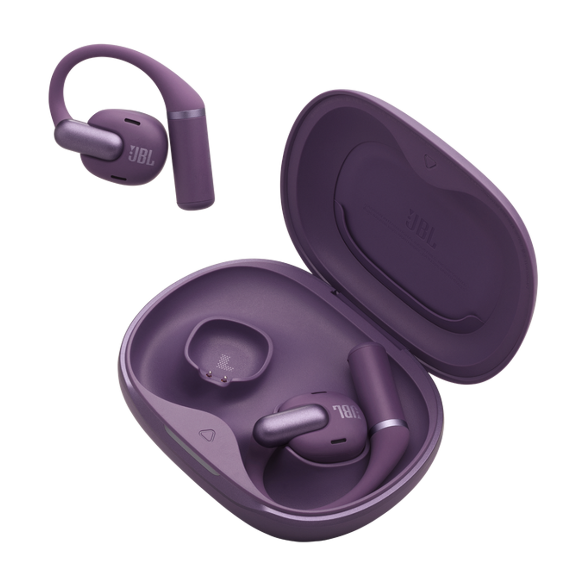 Auricolari JBL viola, uno nella custodia, uno accanto.