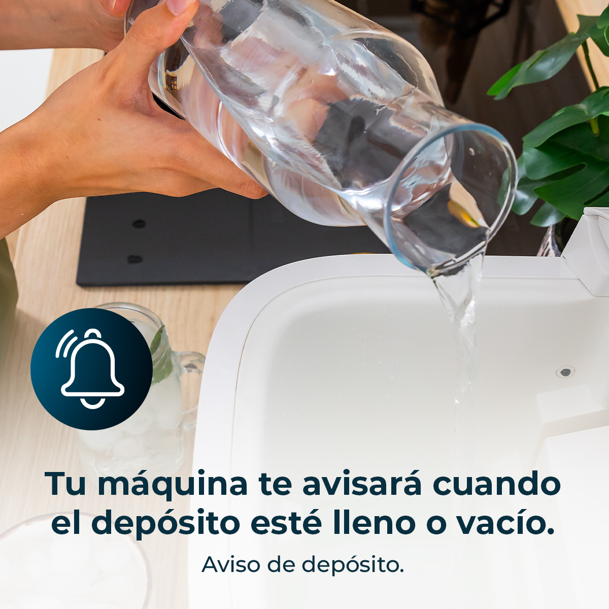 Woda jest przelewana z karafki do białej maszyny. Widoczna ikona dzwonka.