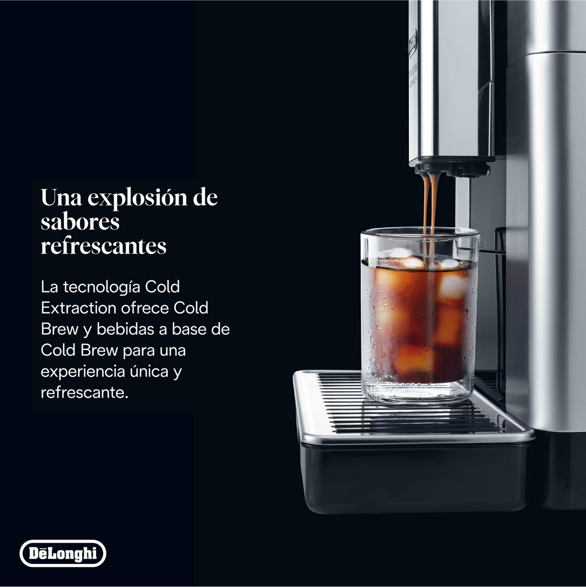Macchina da caffè prepara caffè freddo in un bicchiere con cubetti di ghiaccio.