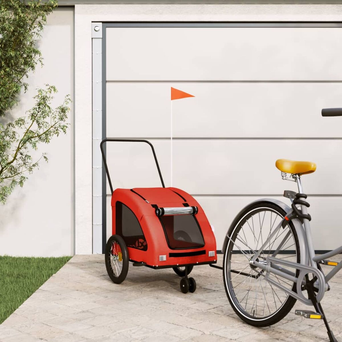 Roter Fahrradanhänger mit orangefarbener Flagge neben einem Fahrrad vor einem Garagentor.