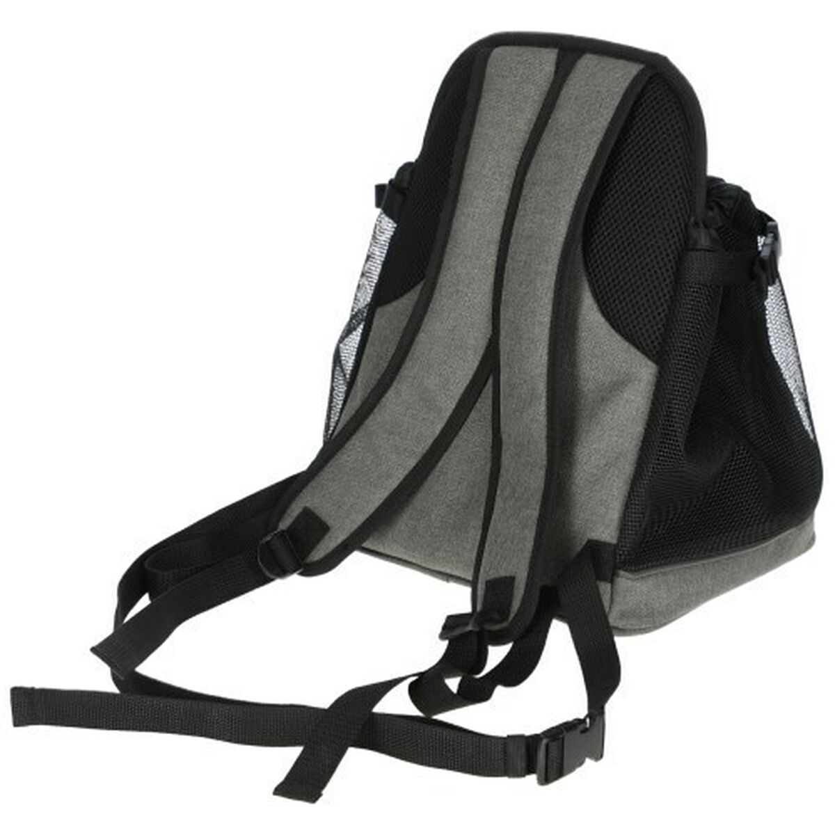 Mochila gris con correas negras y bolsillos de malla, vista desde atrás.