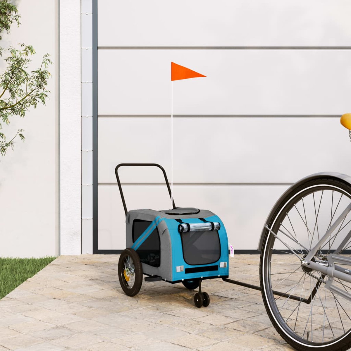 Ein blauer und grauer Fahrradanhänger für Haustiere mit orangener Fahne.