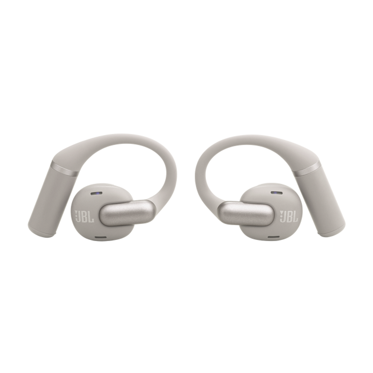 Un paio di auricolari JBL bianchi con accenti argentati e gancio sull'orecchio.