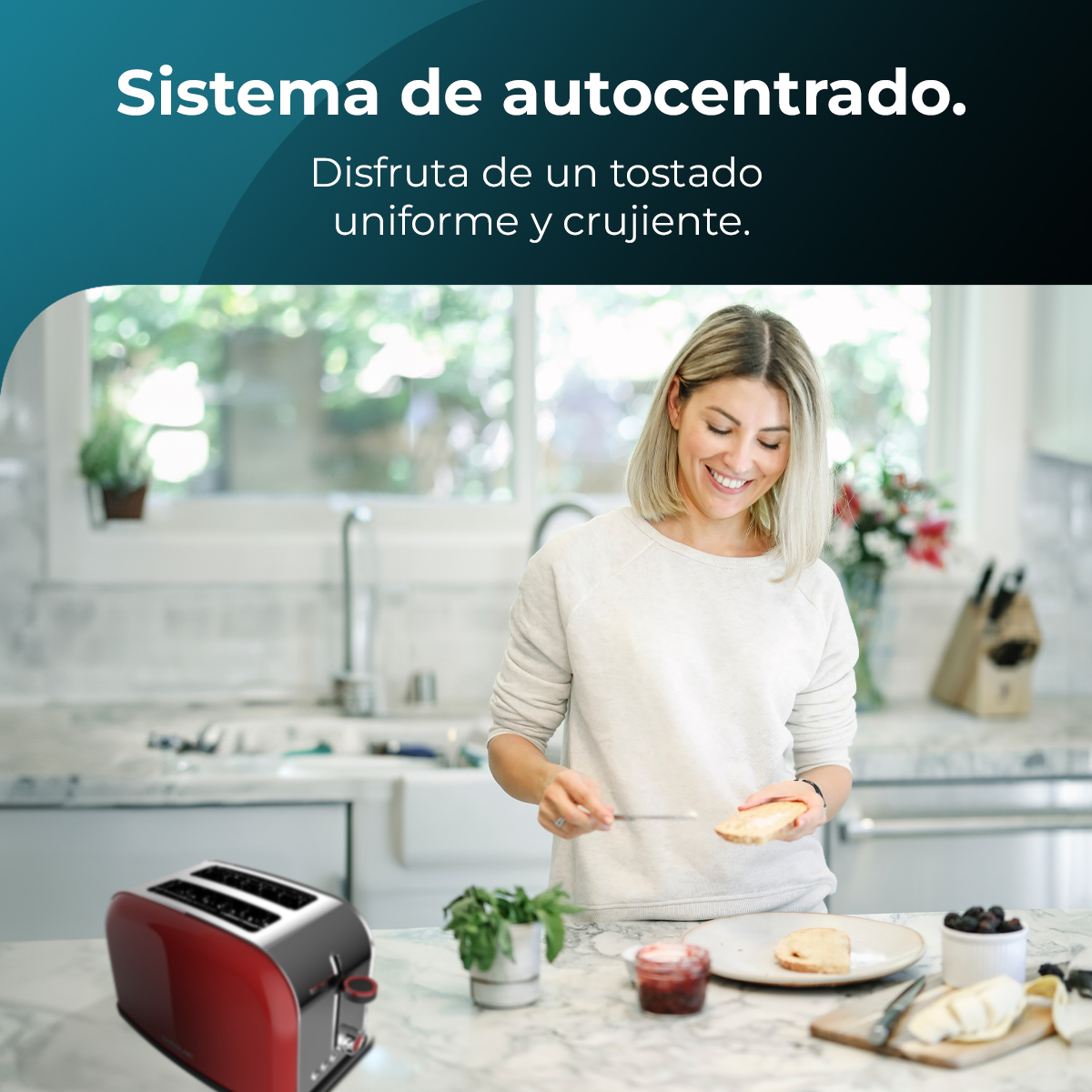Donna in cucina spalma burro sul pane, accanto a un tostapane.