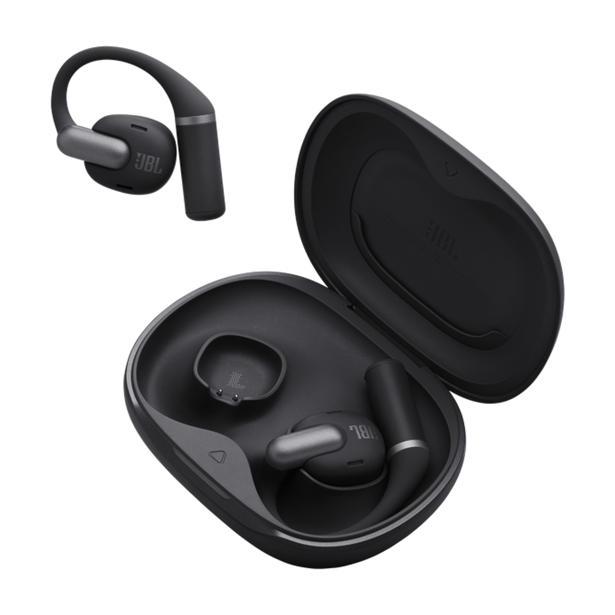 Auricolari wireless neri in una custodia di ricarica aperta, con un auricolare accanto.