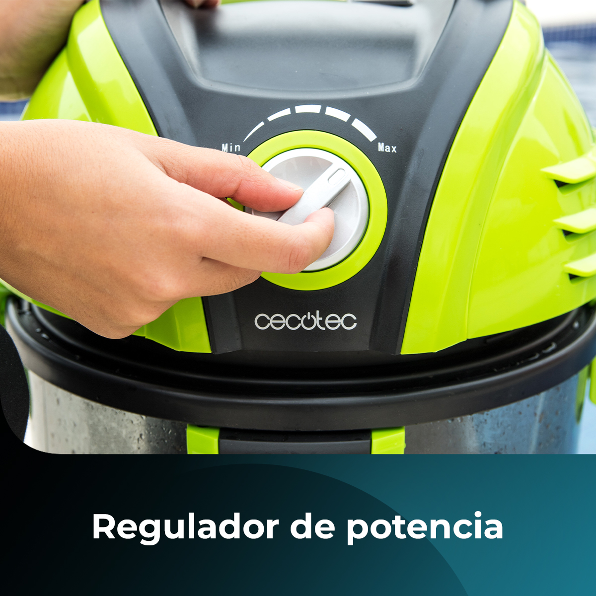 Dłoń obraca pokrętło na jasnozielonym urządzeniu z czarnym panelem przednim.