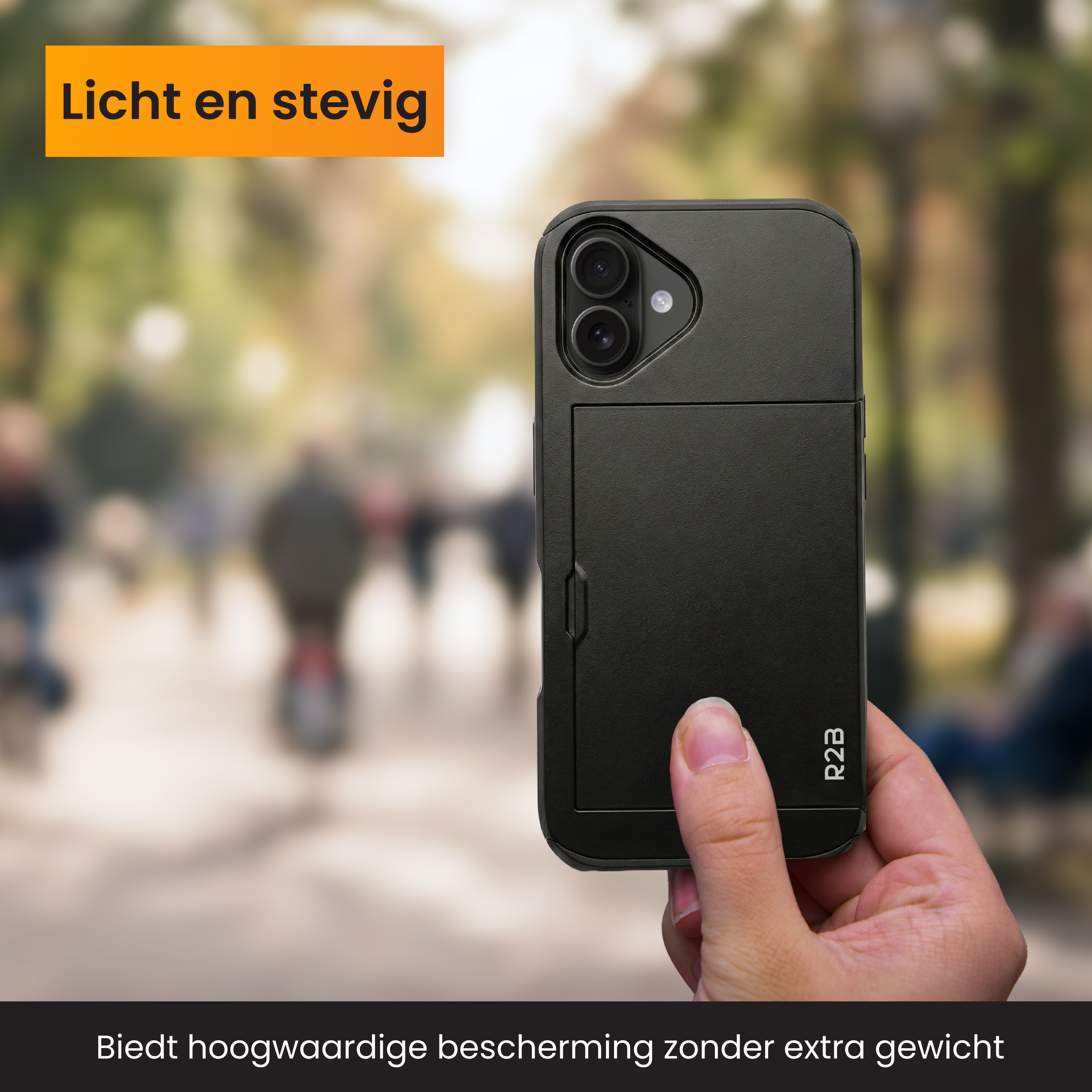 Hand houdt zwarte telefoonhoes vast met camera-uitsparing.