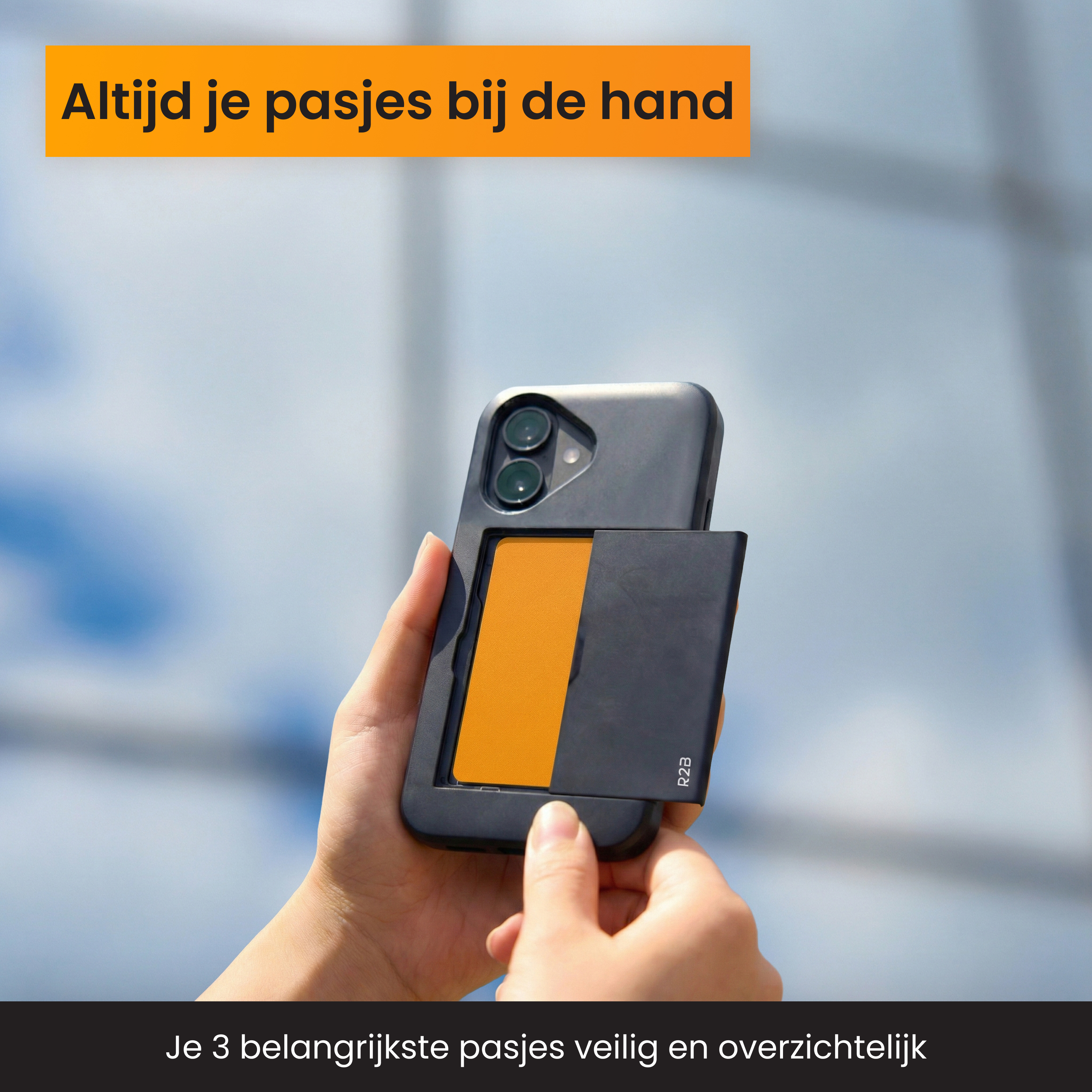 Een hand houdt een telefoon met een kaarthouder vast. De houder is open.