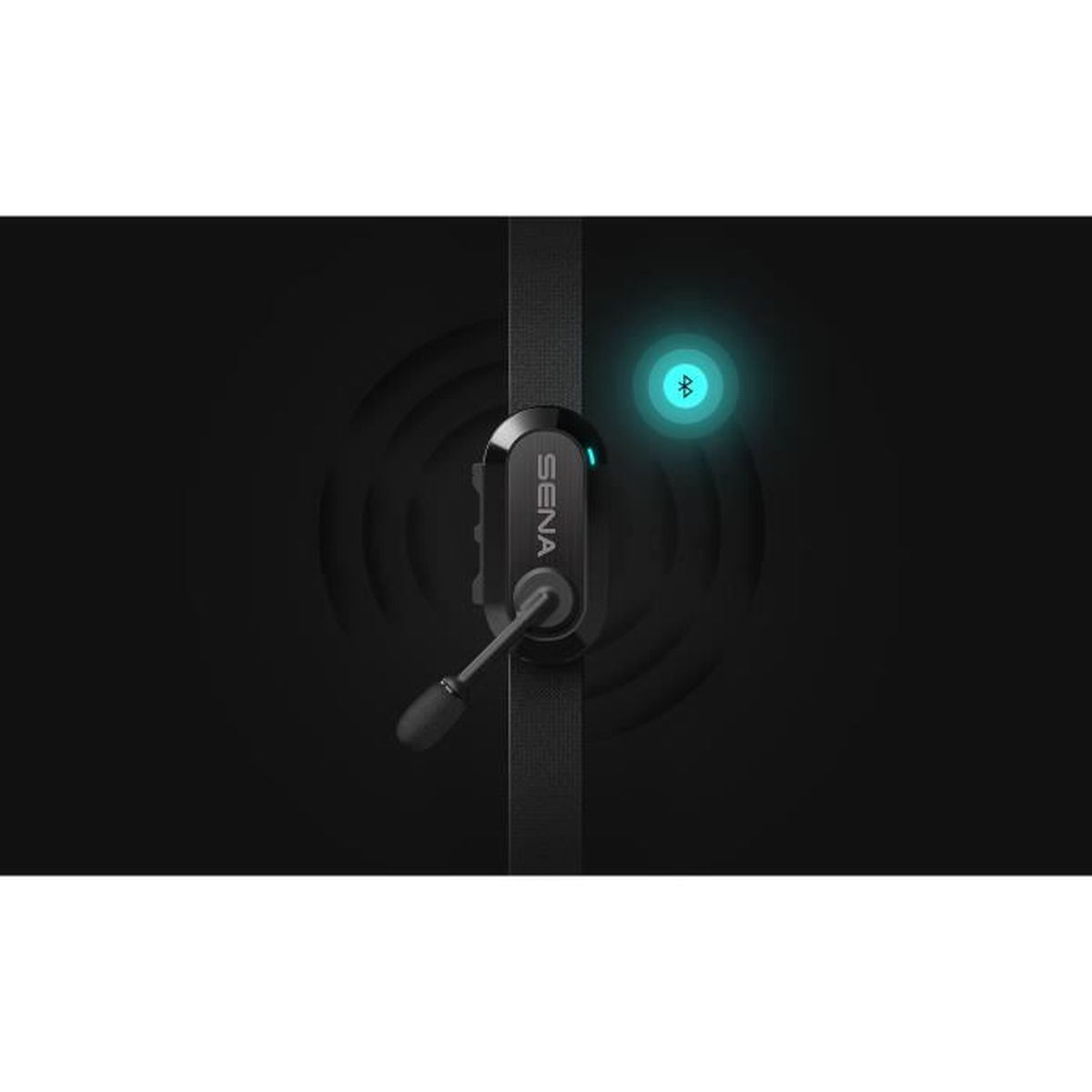 Ein schwarzes Sena-Headset mit Mikrofon vor einem dunklen Hintergrund.