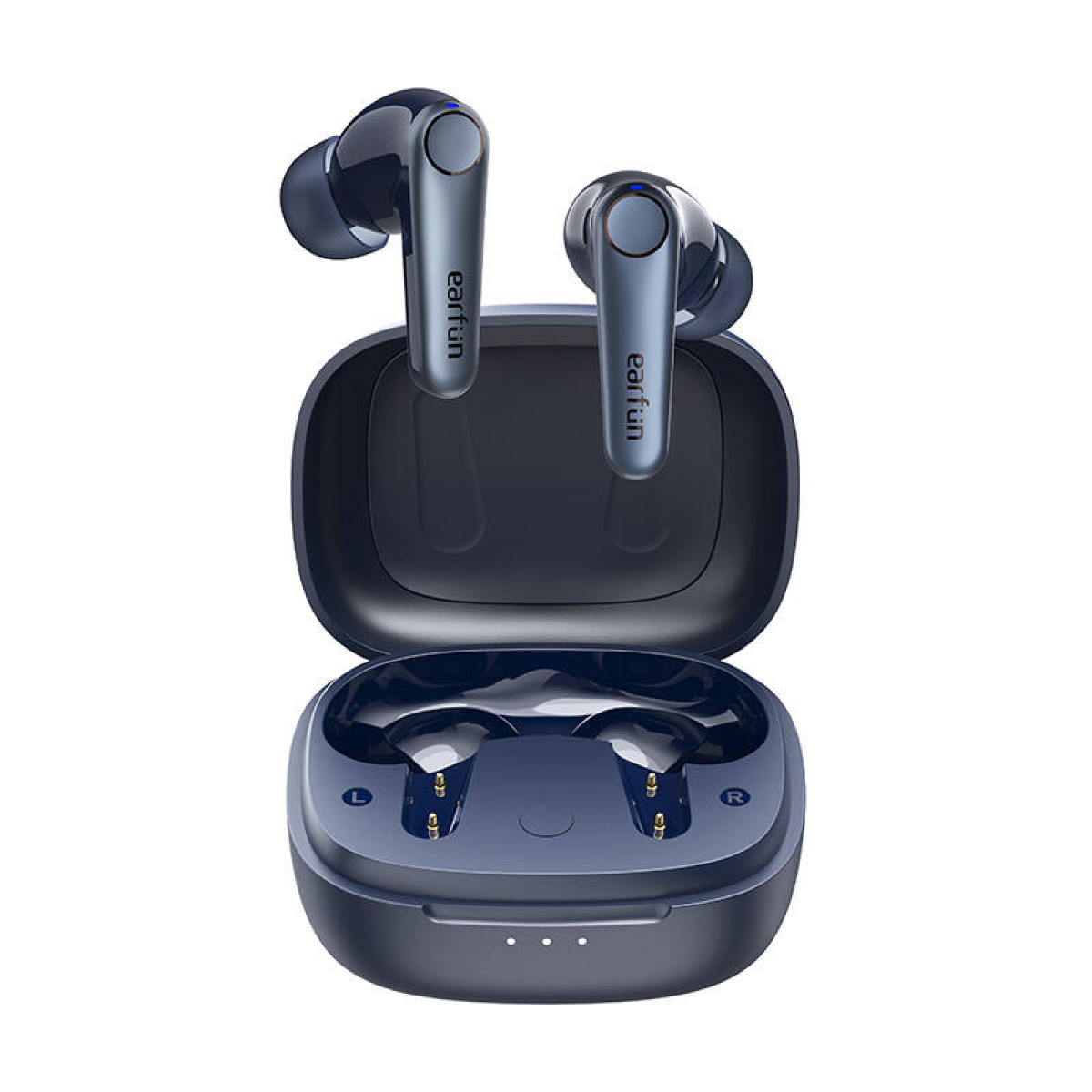 Auricolari wireless blu scuro in una custodia di ricarica aperta, sfondo bianco.