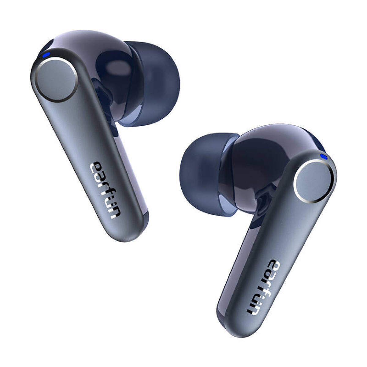 Due auricolari wireless blu scuro con accenti argentati riposano su sfondo bianco.