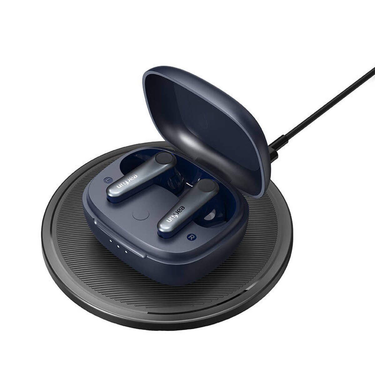 Auricolari wireless in una custodia di ricarica su un pad di ricarica rotondo.