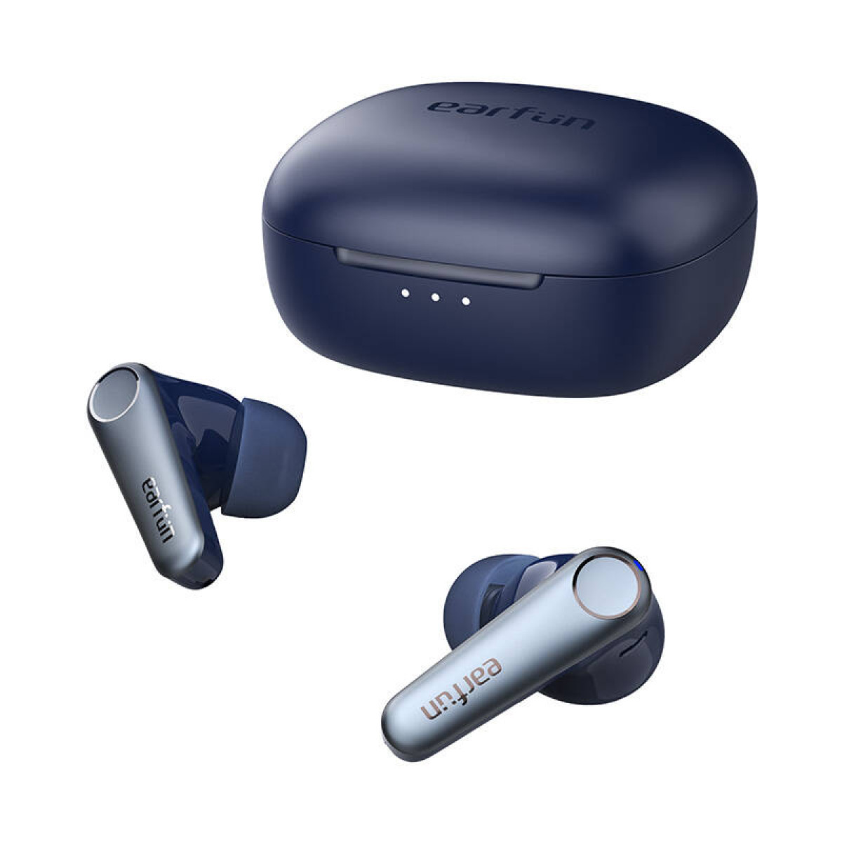 Tre auricolari blu scuro e una custodia di ricarica con logo 'earfun'.