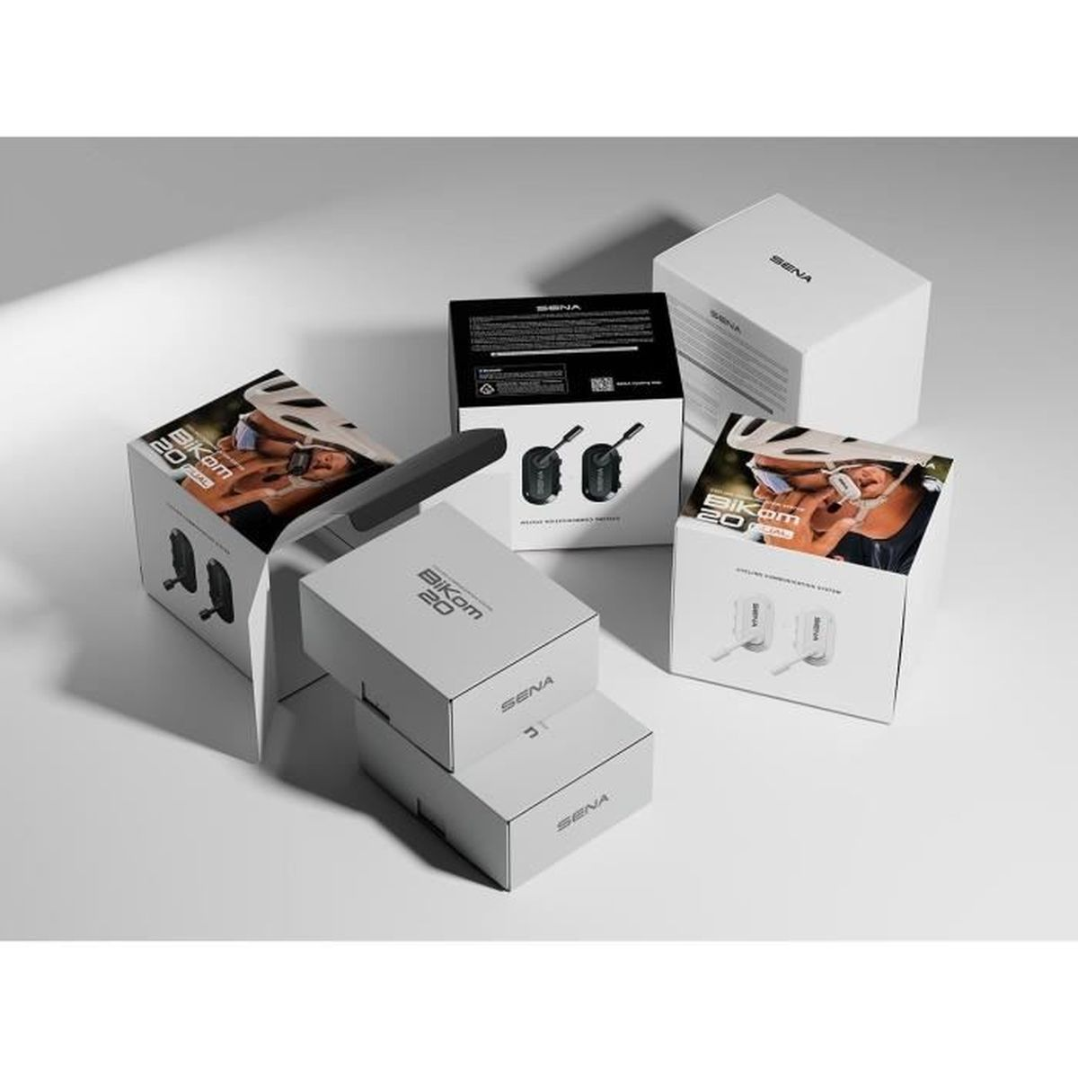 Mehrere Sena Bikom 20-Boxen und ein einzelnes Sena-Gerät auf weißem Hintergrund.