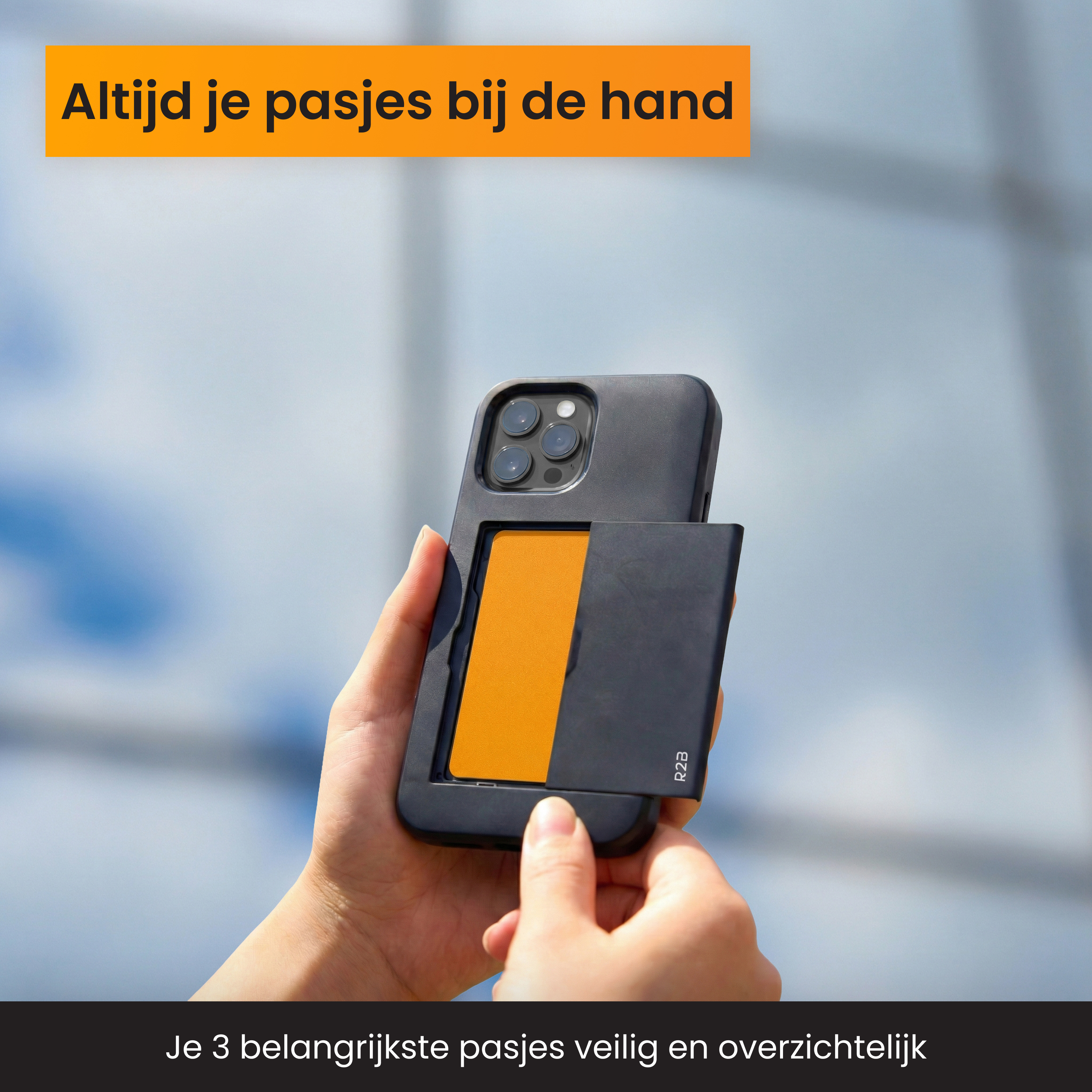 Een hand houdt een smartphone met een oranje kaart in een zwarte hoes vast.