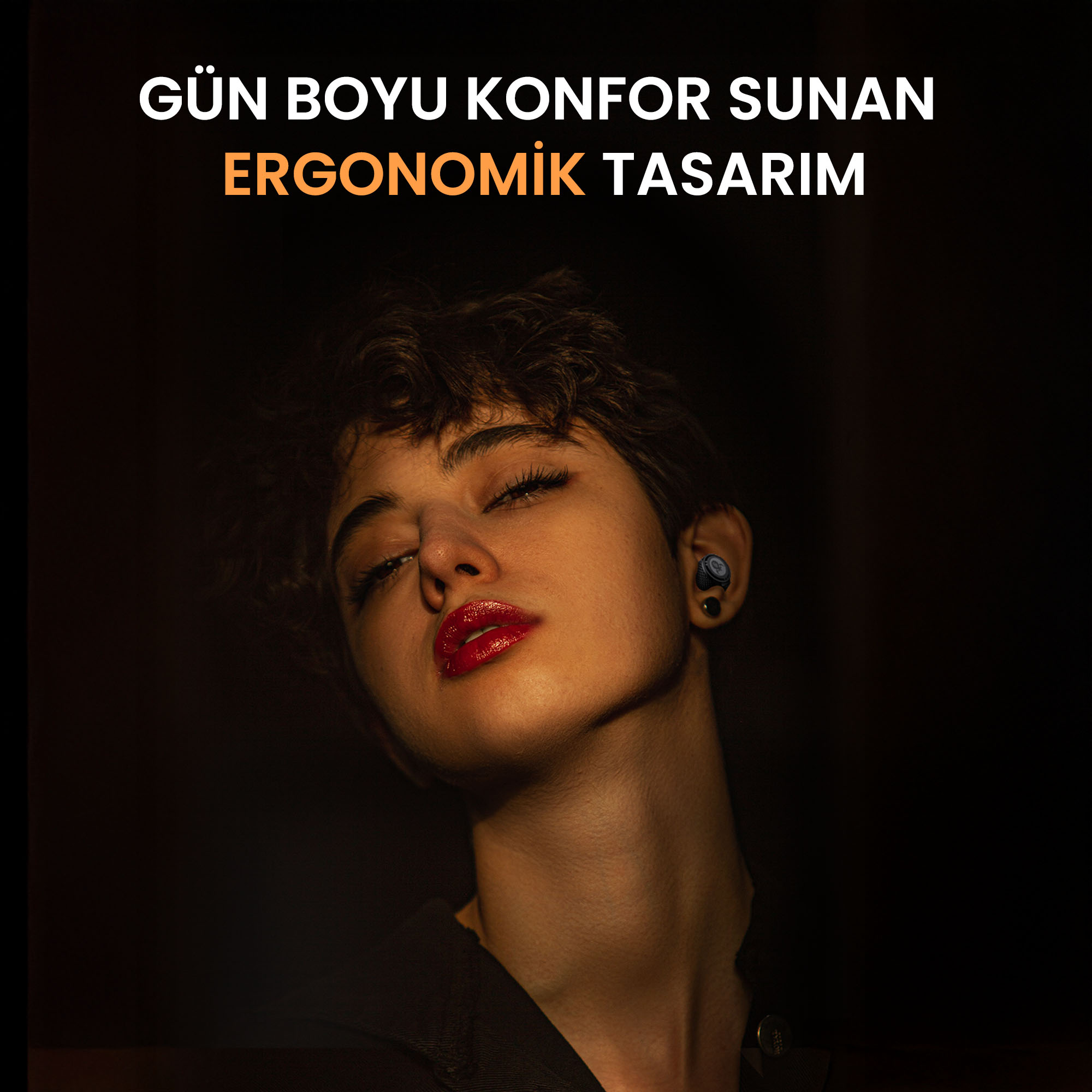 Koyu arka plan önünde kulaklıkla ve kırmızı rujlu genç bir kadının portresi.