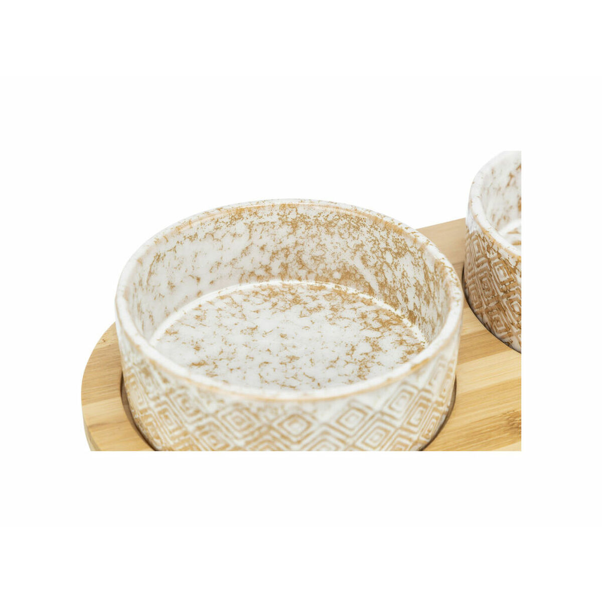Due ciotole in ceramica bianca con marmorizzazione dorata, su un vassoio di legno.