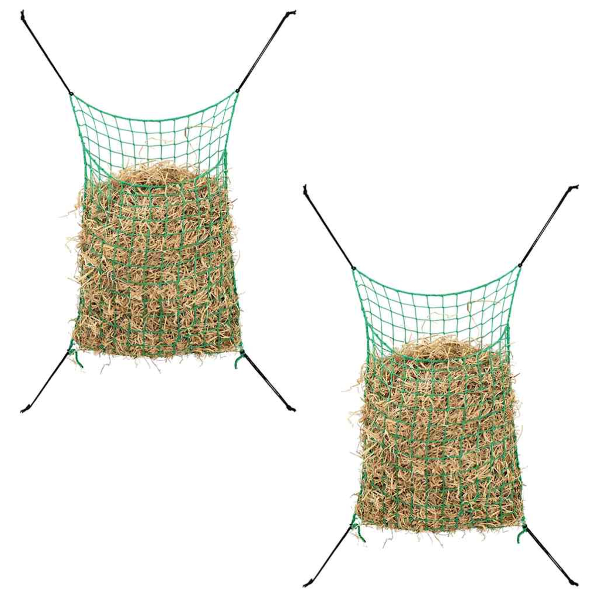 Due reti verdi piene di fieno, sospese da corde.