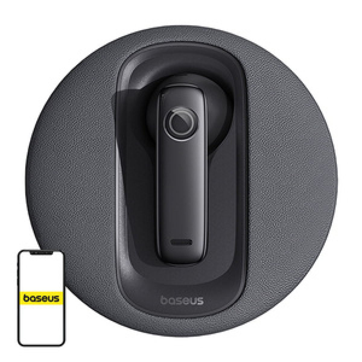 Un auricolare wireless nero in una base di ricarica accanto allo schermo di uno smartphone.