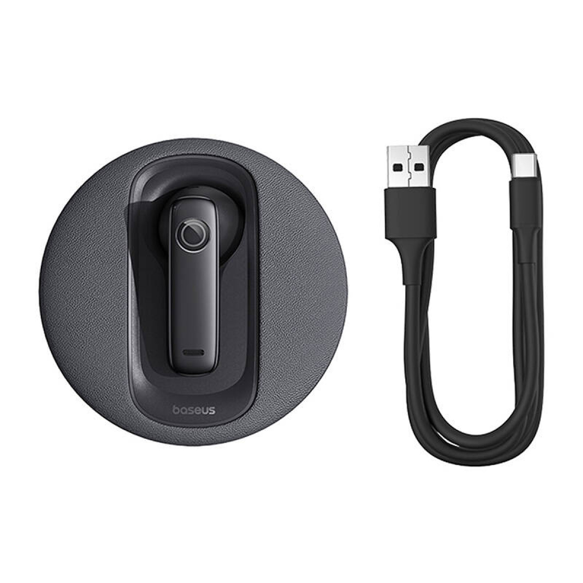 Un auricolare nero in una custodia di ricarica grigia accanto a un cavo USB-C nero.