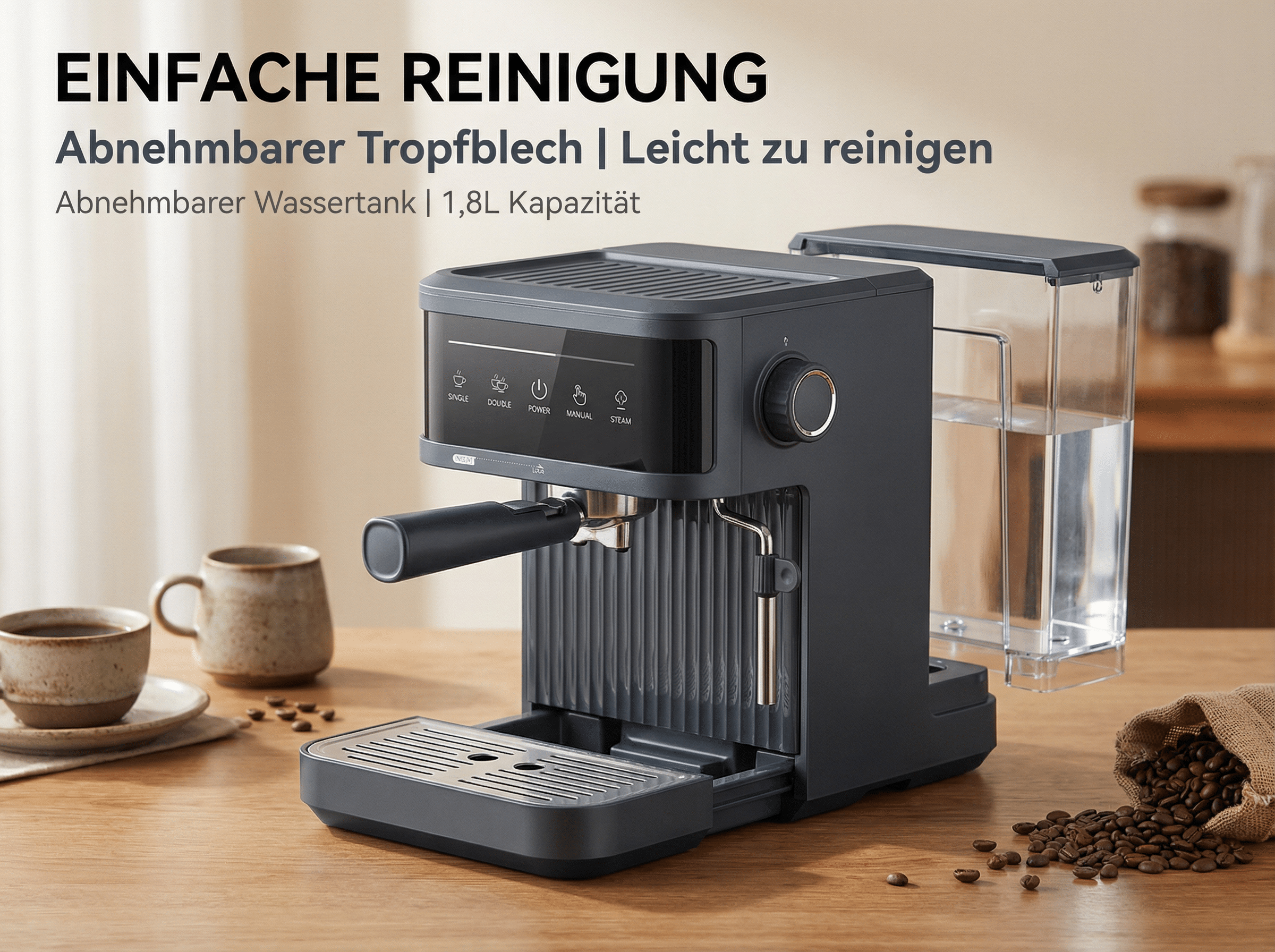 Eine schwarze Kaffeemaschine mit Wassertank und zwei Tassen daneben.
