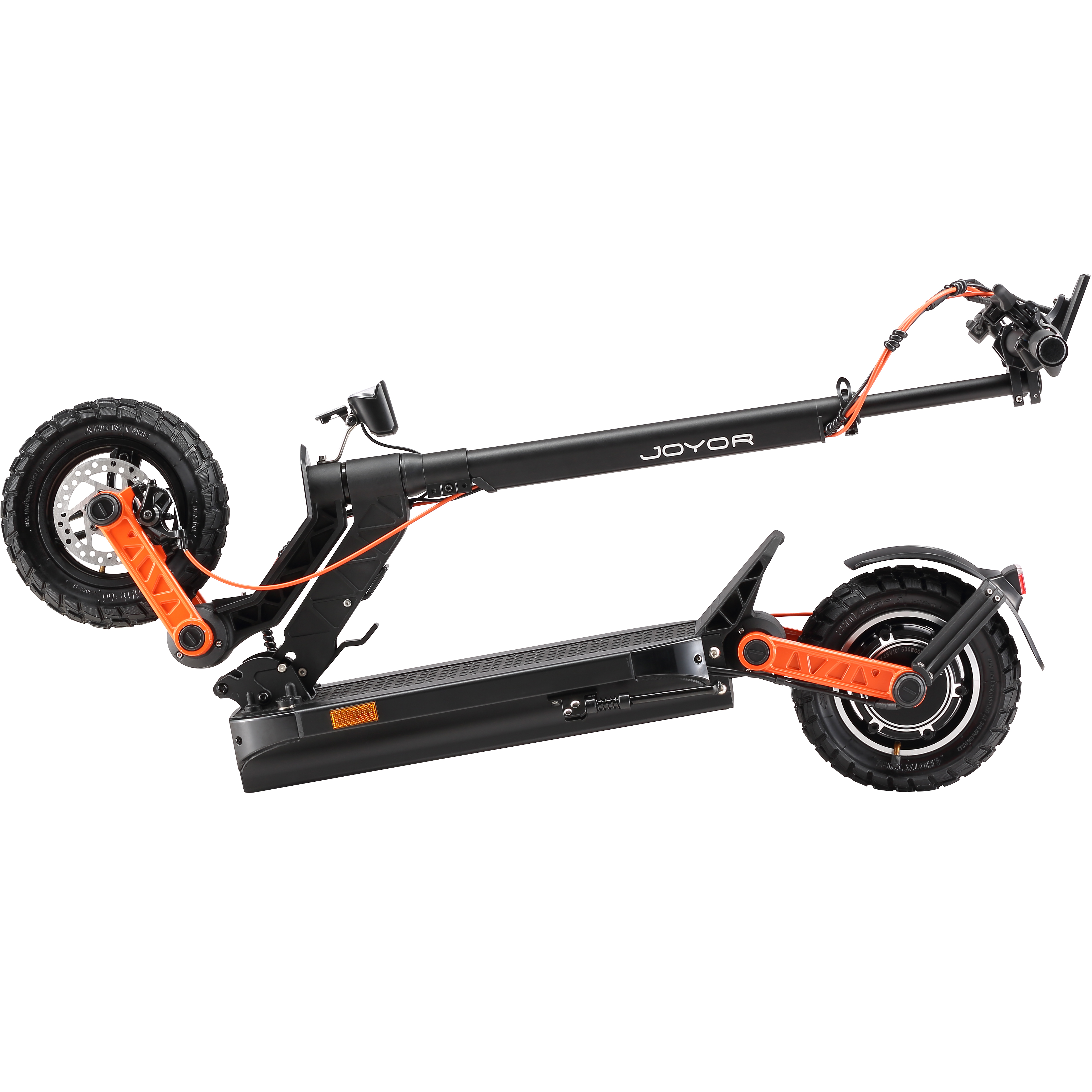 Ein schwarzer E-Scooter mit orangen Akzenten, auf weißem Hintergrund liegend.
