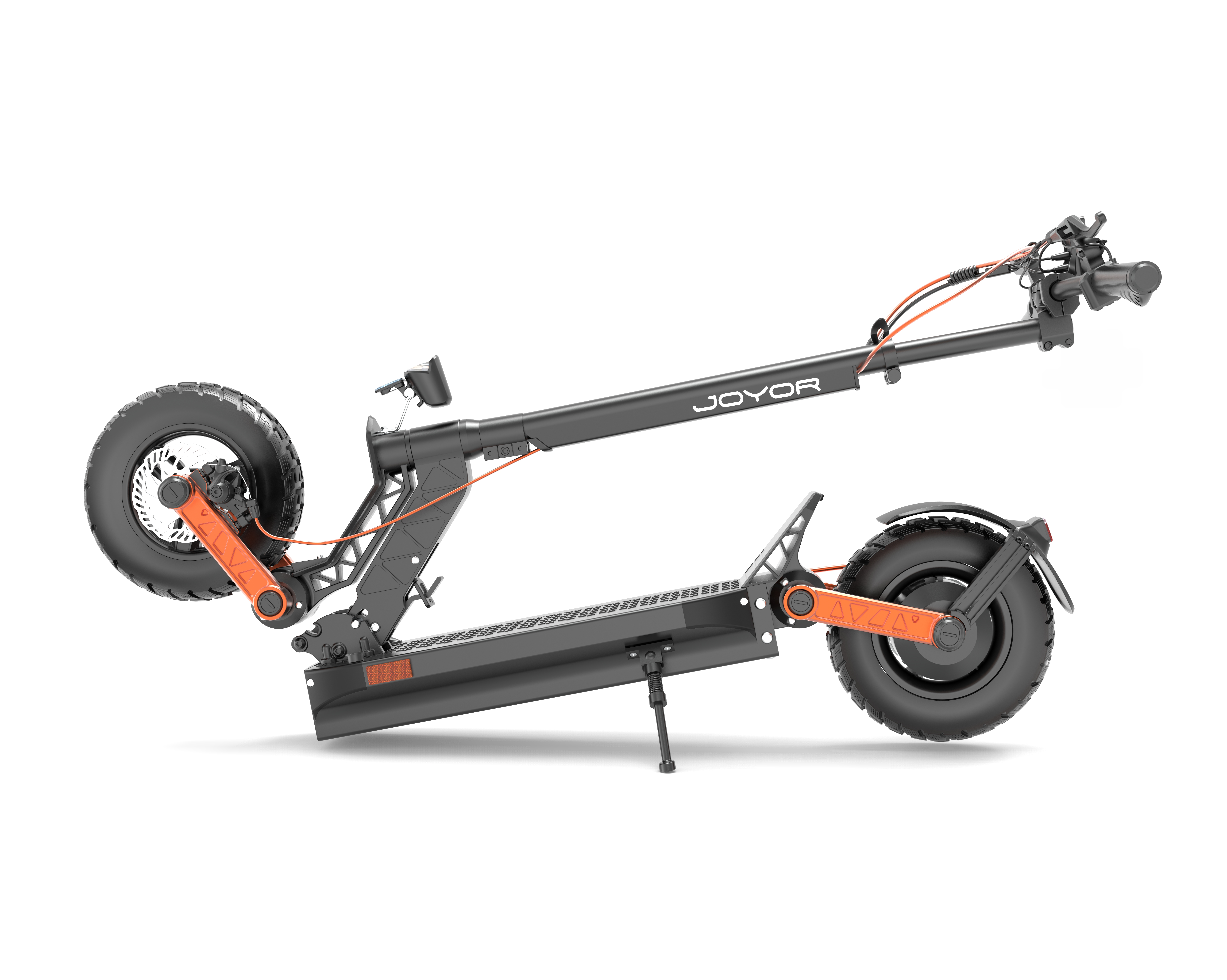 Ein schwarzer E-Scooter mit orangefarbenen Akzenten, auf weißem Hintergrund.