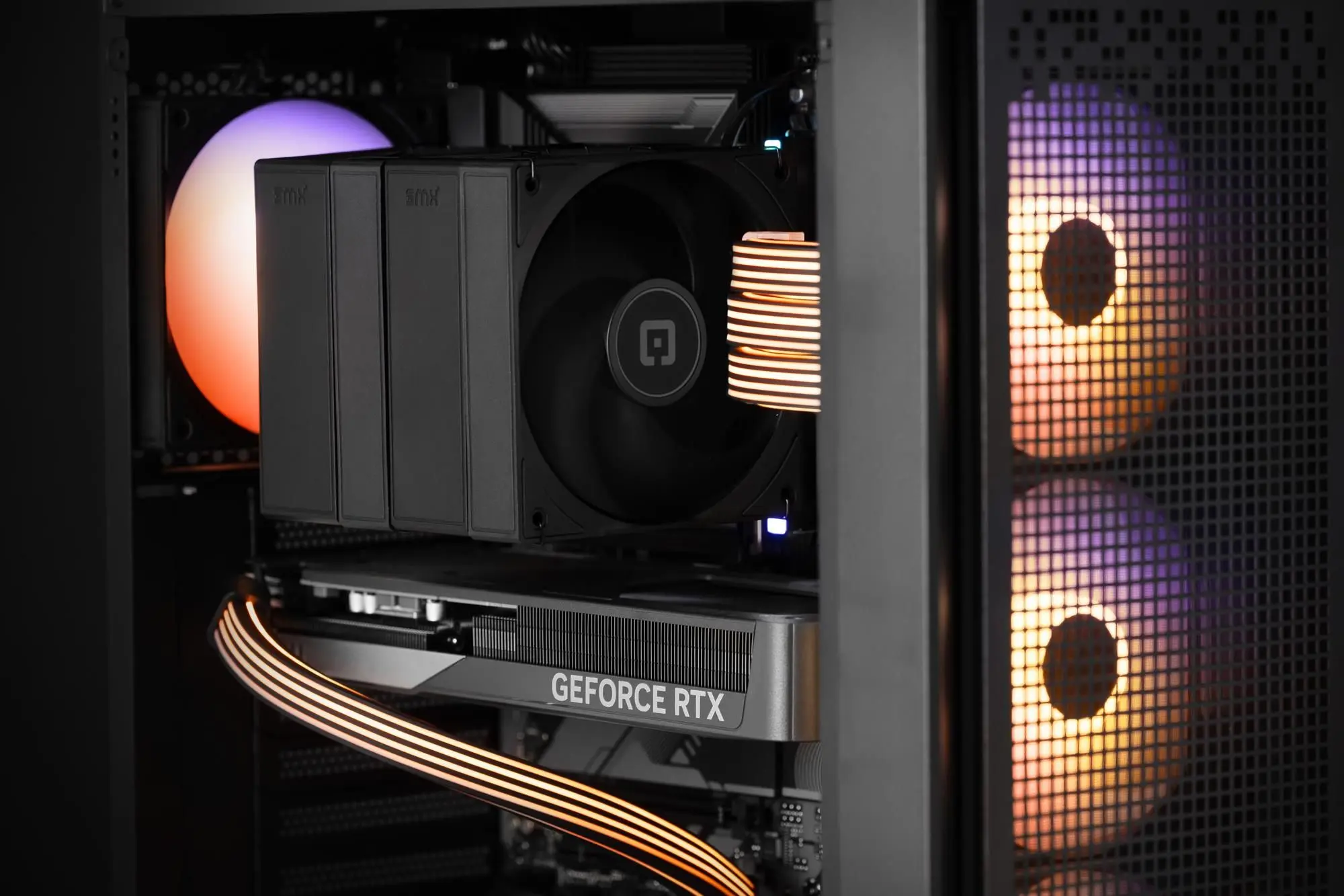 Ein offener PC mit RGB-Lüftern, CPU-Kühler und Grafikkarte.