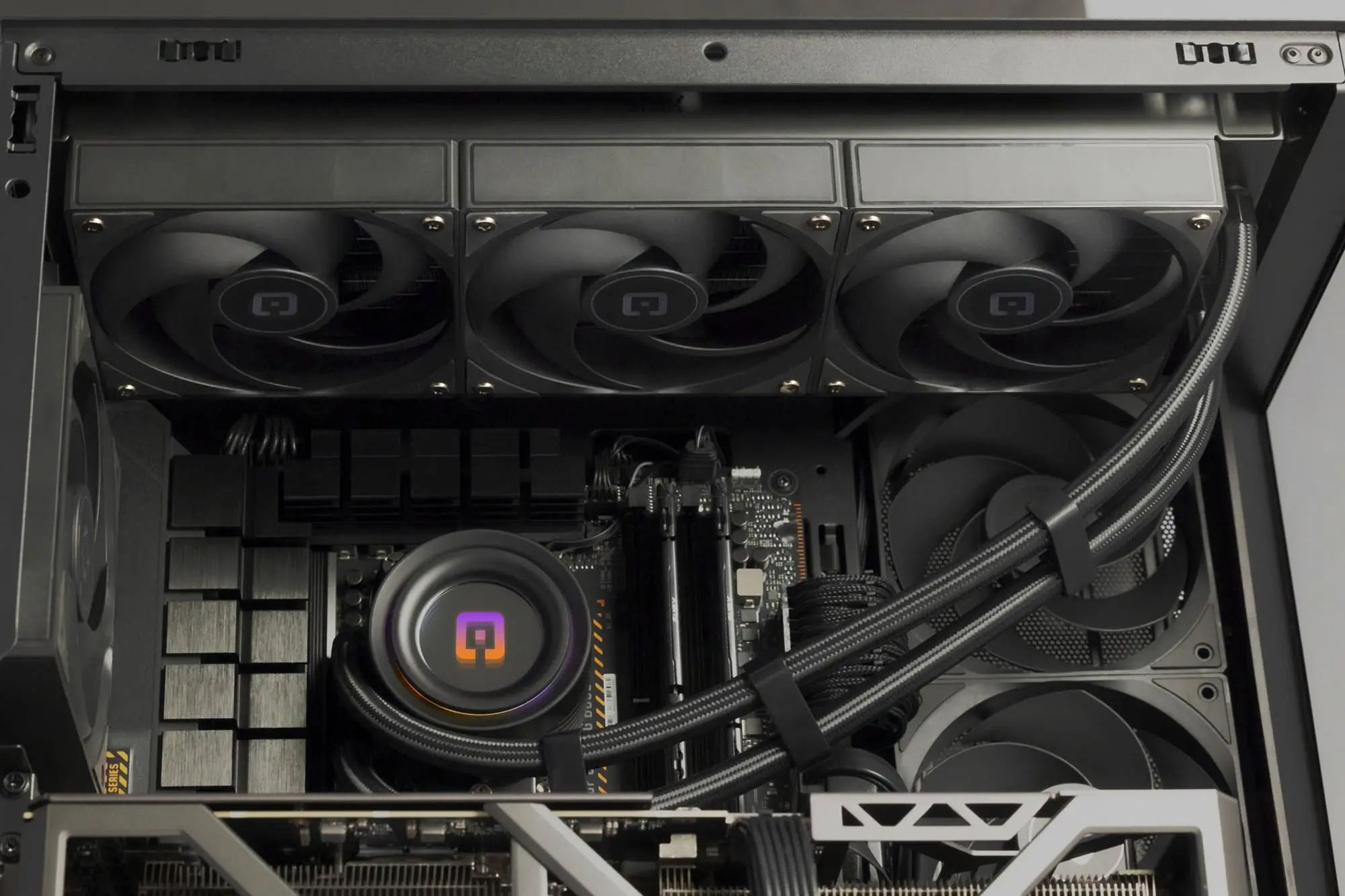 Ein Computergehäuse mit Lüftern, CPU-Kühler und Motherboard.