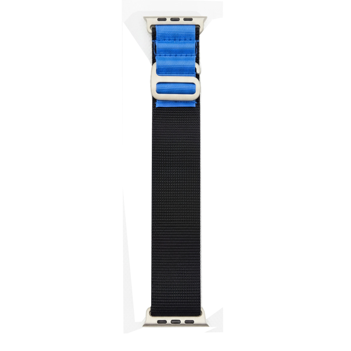 Ein silbernes Apple Watch Band mit blauem und schwarzem Stoff.
