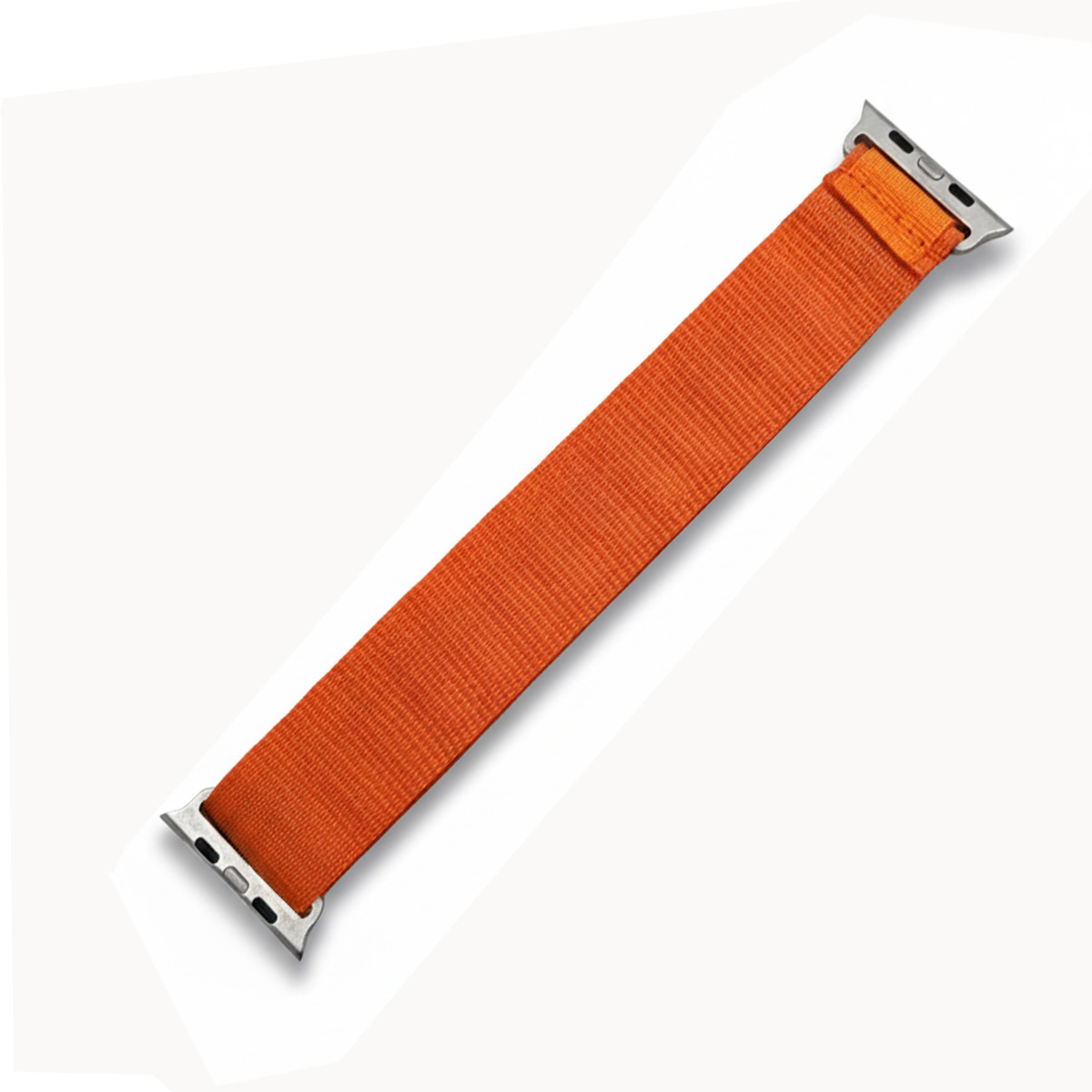 Ein oranges Apple Watch Band mit silbernen Anschlüssen auf weißem Hintergrund.