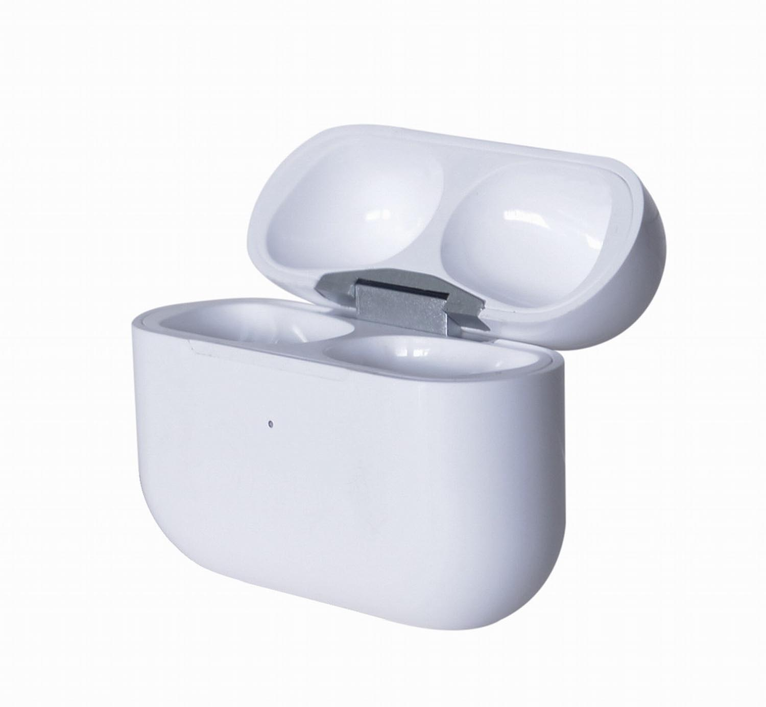 Otwarte białe etui ładujące do bezprzewodowych słuchawek na białym tle.